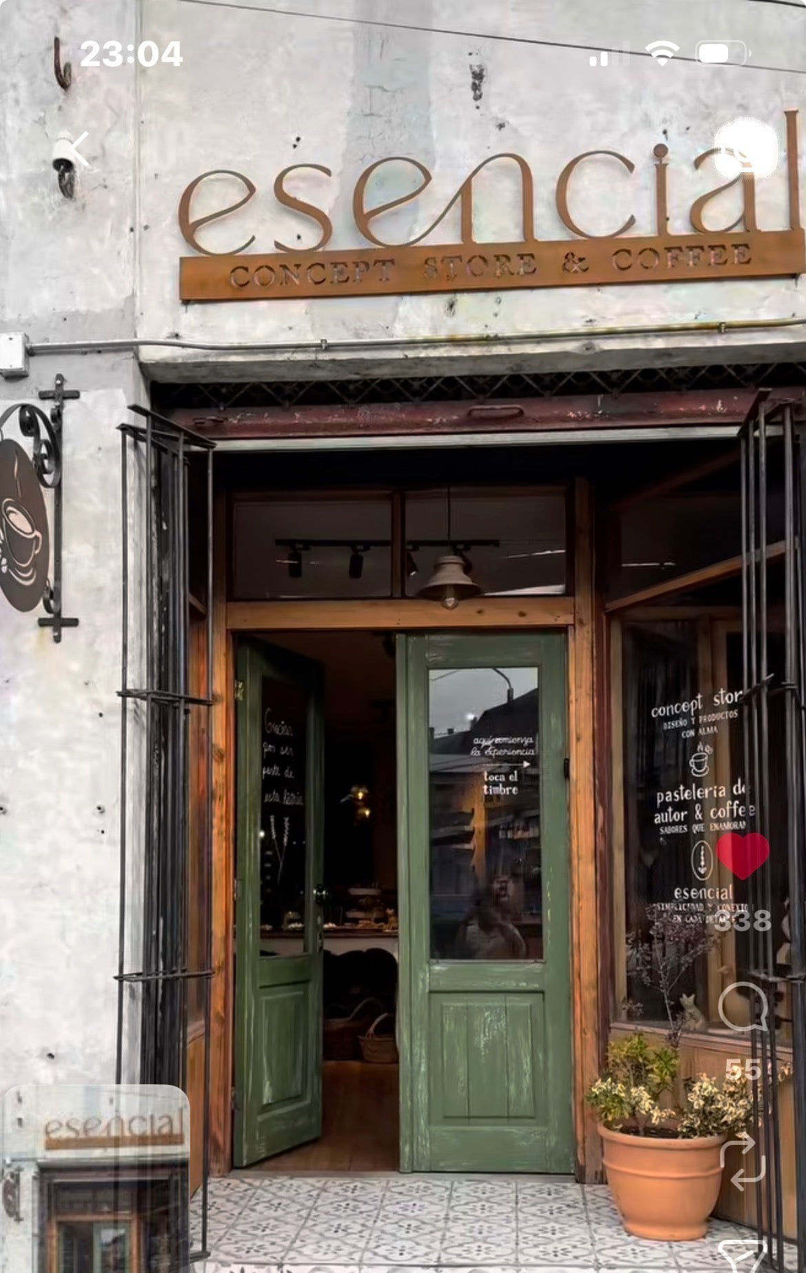 El letrero que invita a entrar: Esencial Concept Store & Coffee convirtió su fachada en punto de encuentro en Castro, Chiloé