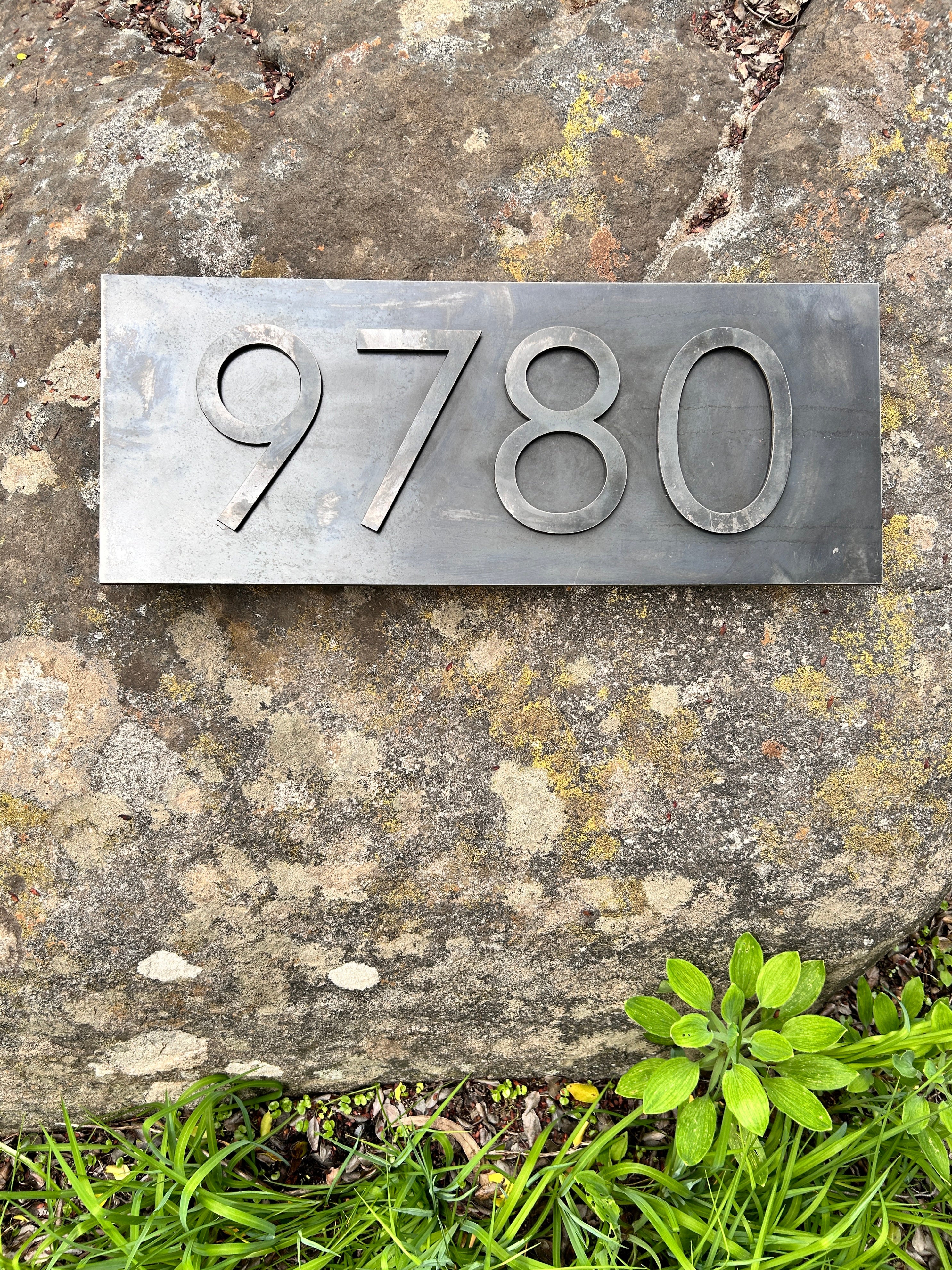 Número Sobre Placa de Acero