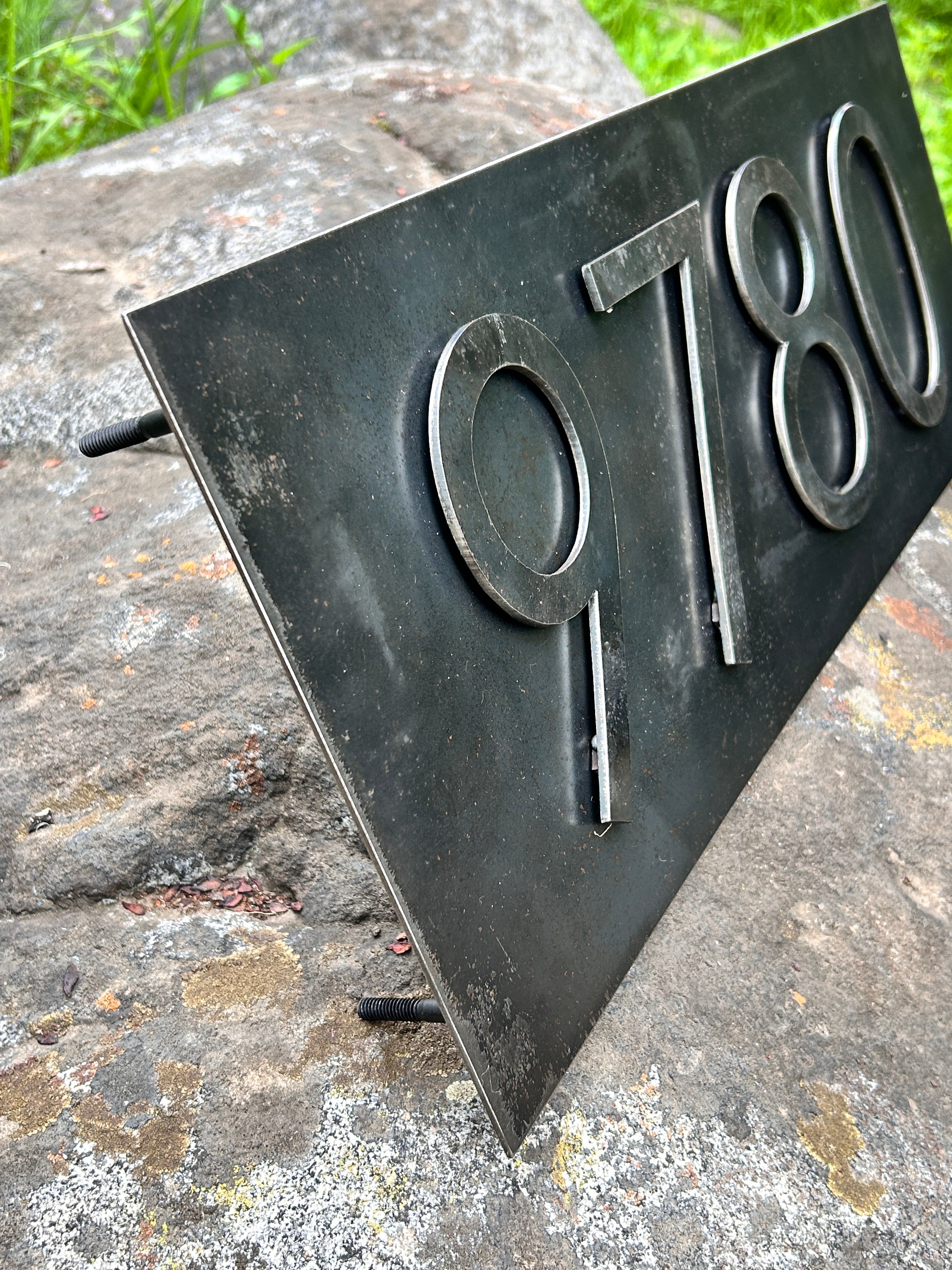 Número Sobre Placa de Acero