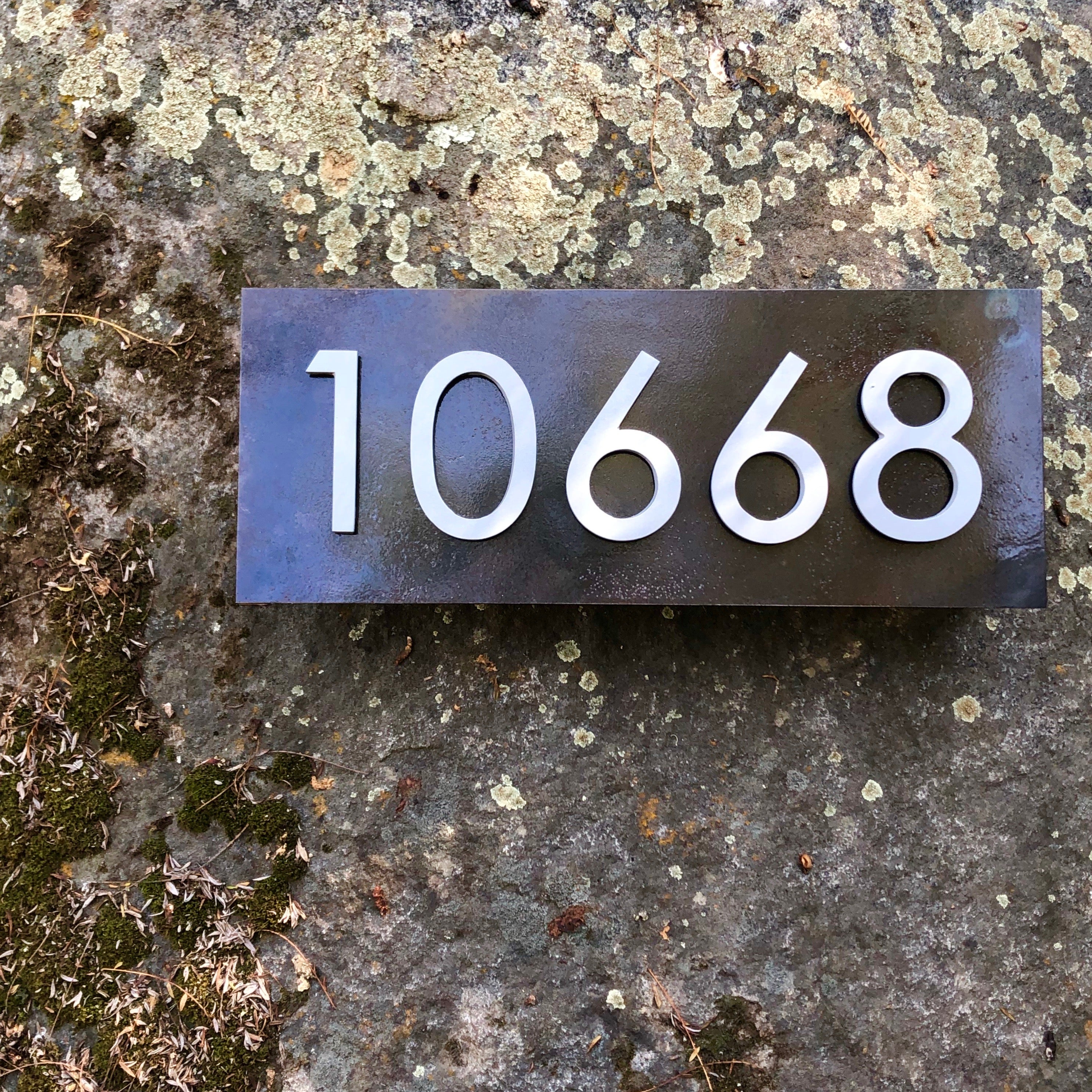 Número Sobre Placa de Acero