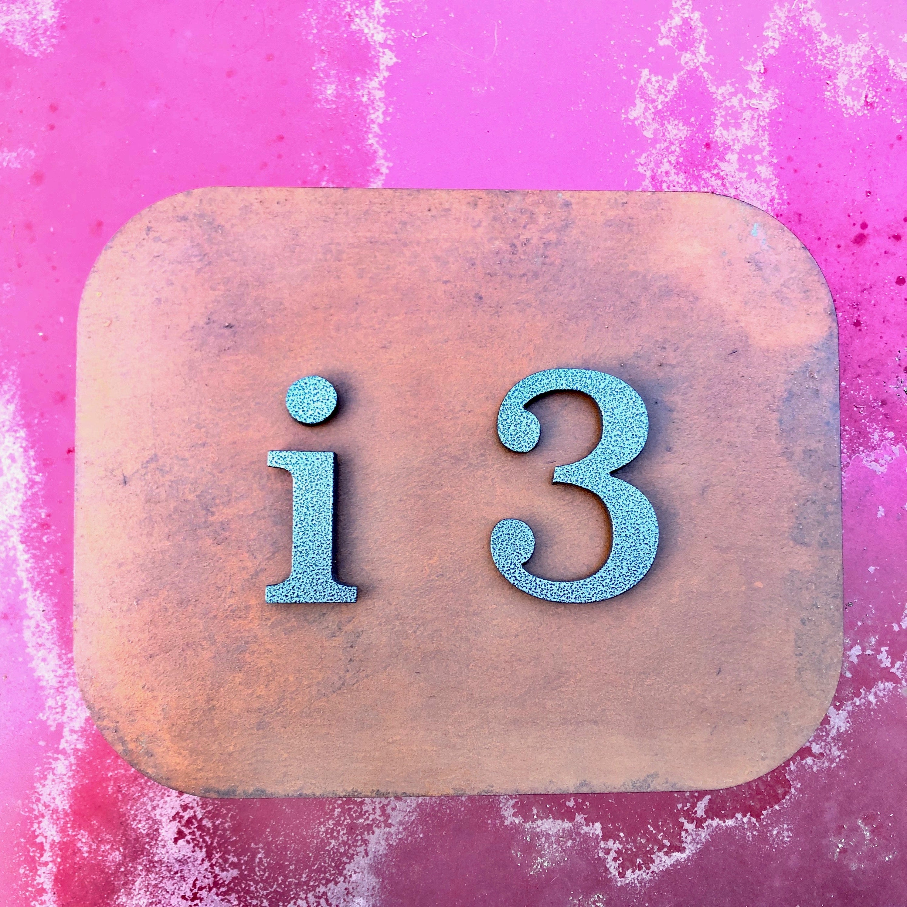 Número Sobre Placa de Acero