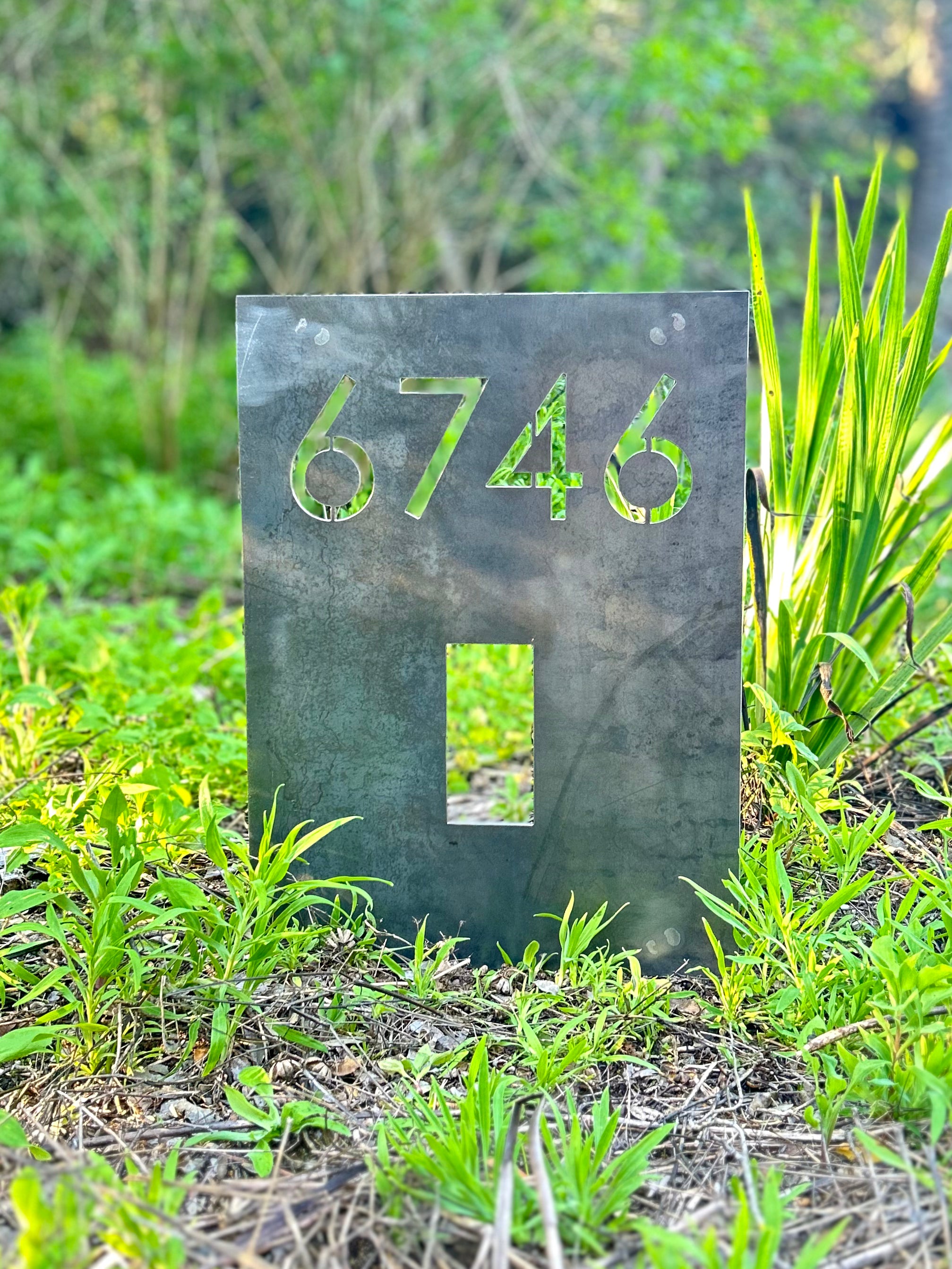 Placa con número calado y espacio reservado para la incorporación de citófono, apariencia elegante y ordenada de tu fachada. Número residencial en acero con citófono ntegrado