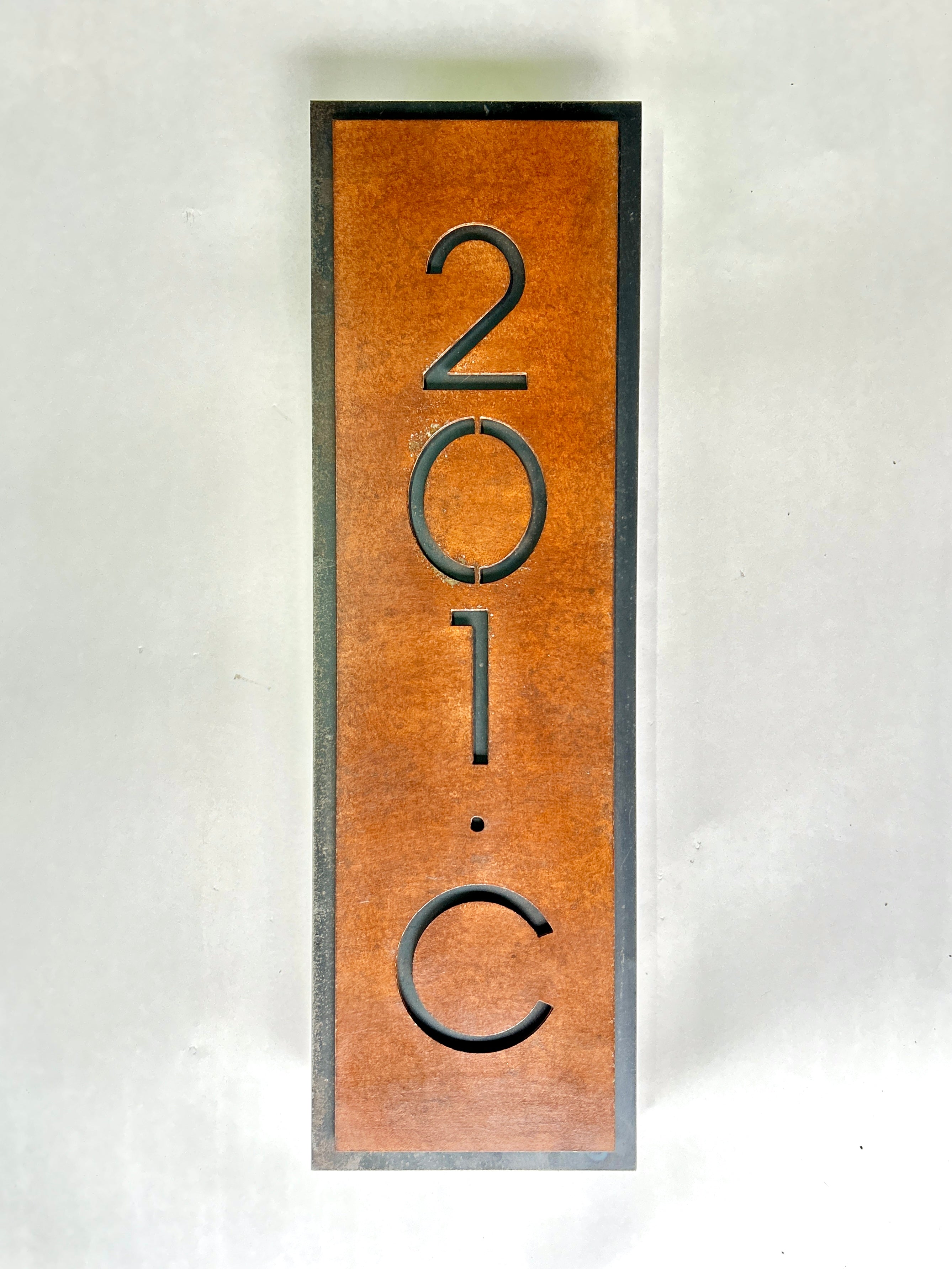 Número en Doble Placa de Acero