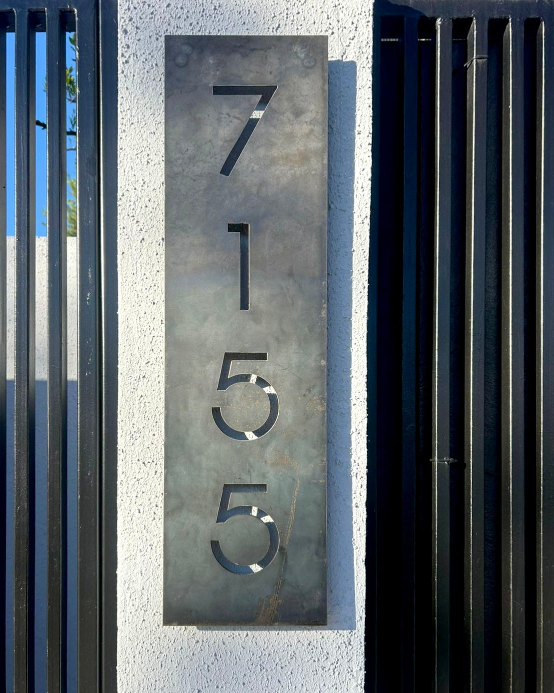 Numero para casa identificación de propiedad modelo calado en placa de acero acabado de metal limpio hecho en chile instalado foto de cliente Santiago