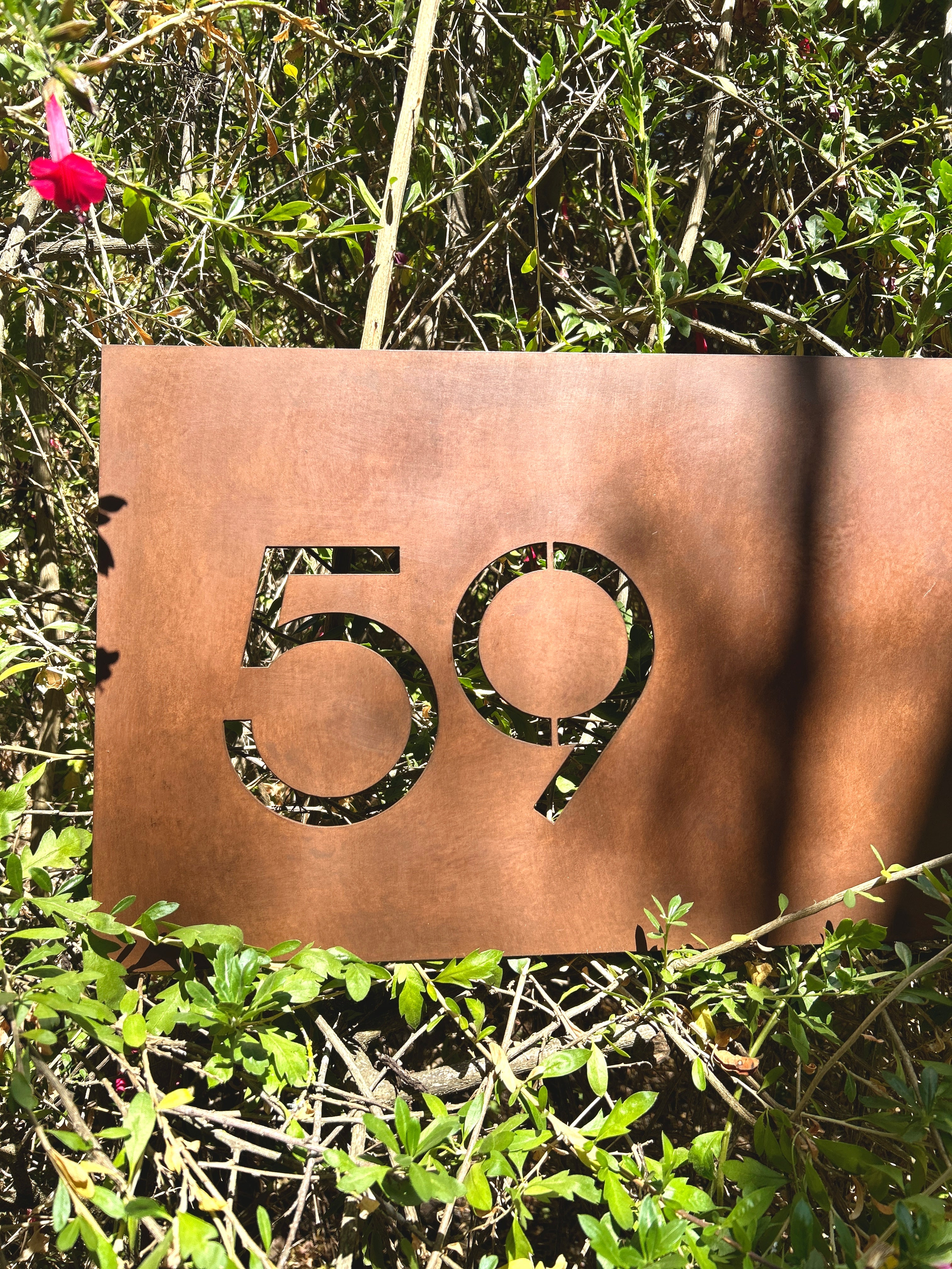 Número calado en placa de acero, tipo caja para retroiluminar