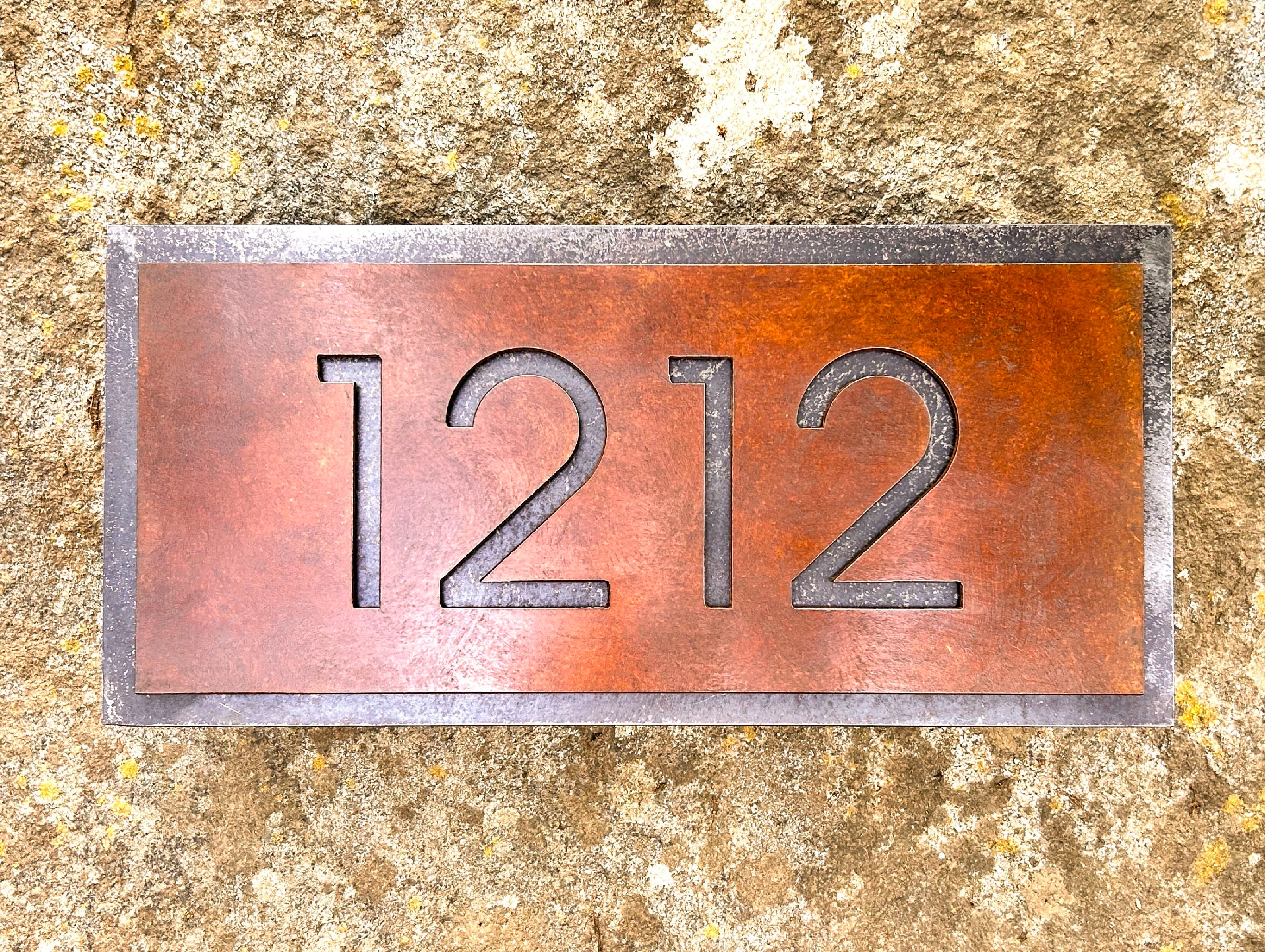 Número en Doble Placa de Acero