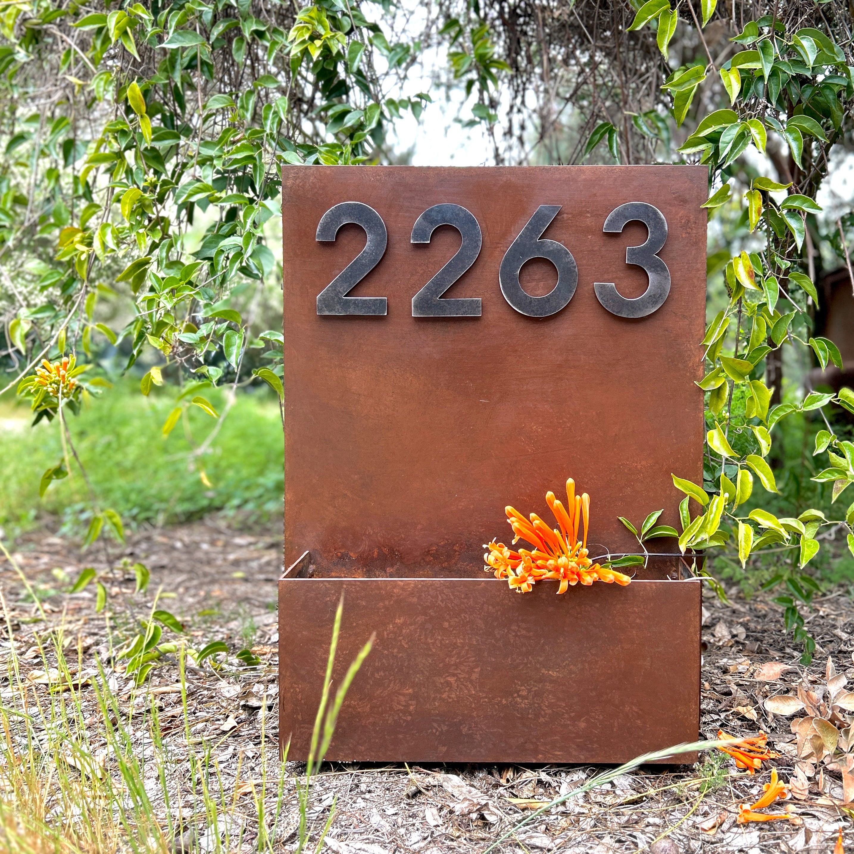 Original número de casa con macetero para plantas, fachada hogar, números domiciliarios