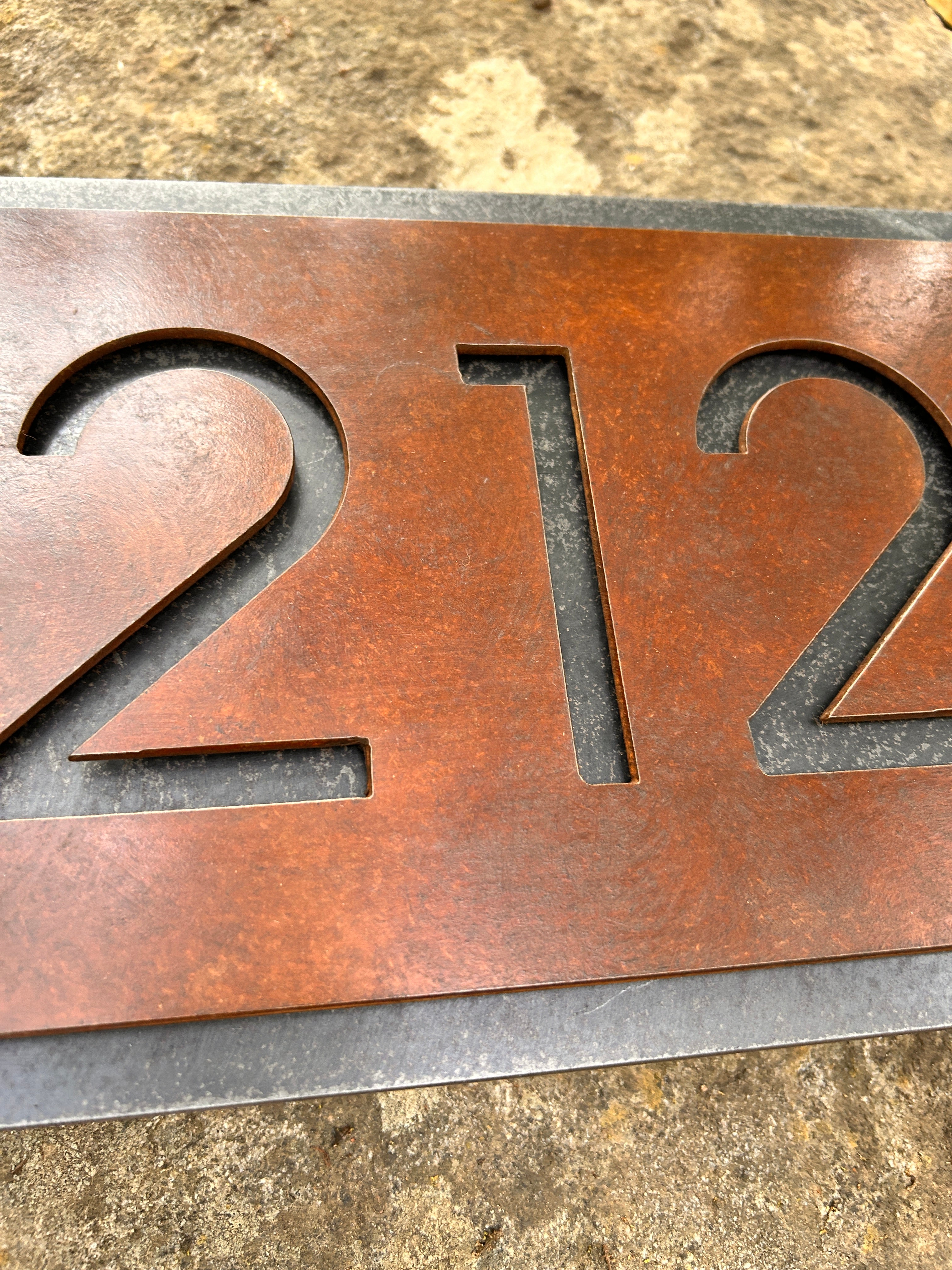Número en Doble Placa de Acero