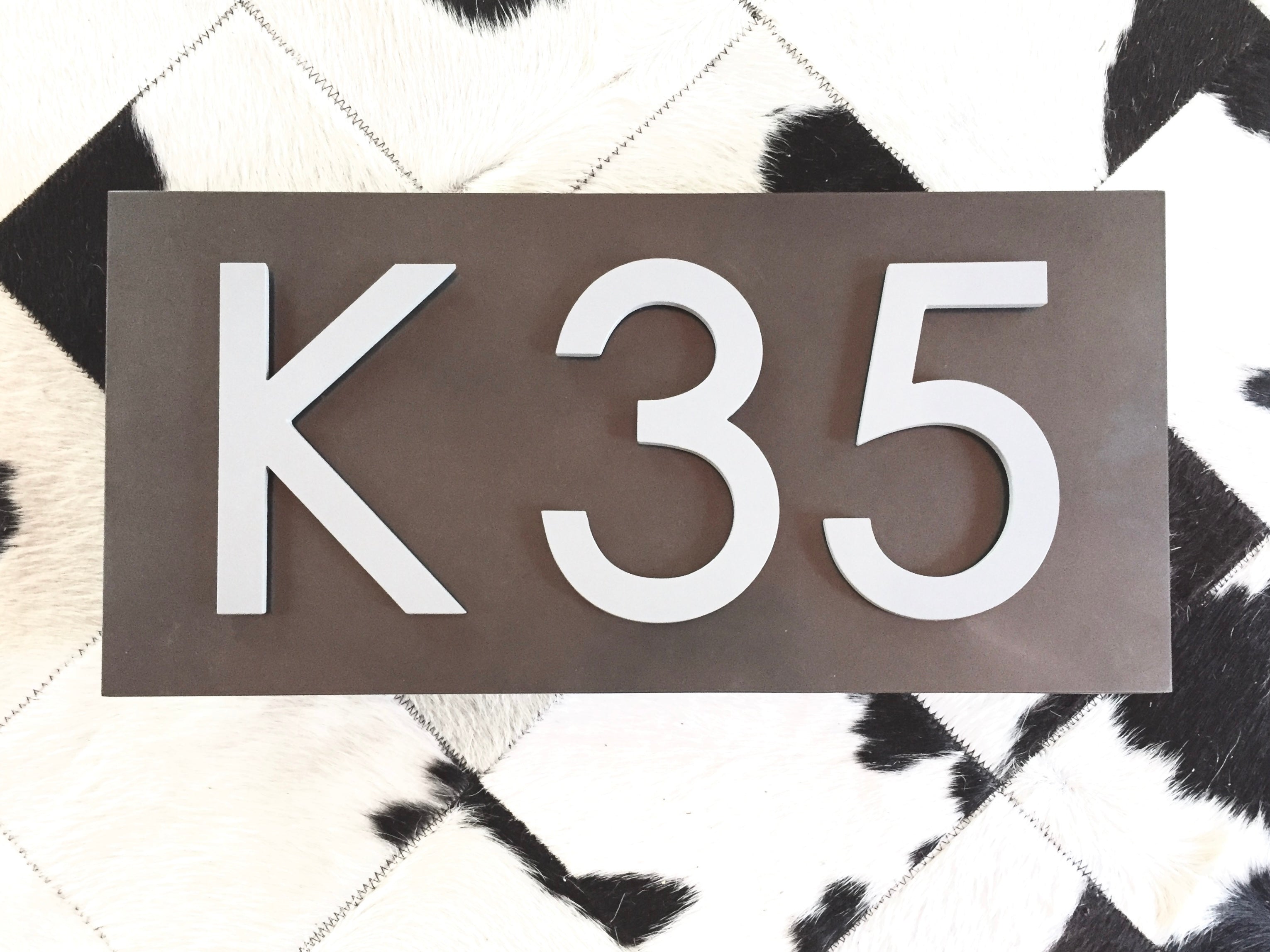 Placa domicilio, decoración exterior, placa metálica de doble capa con números en sobre relieve, número de casa, números, artesanía en metal, hecho en Chile, chileno, placa número domicilio