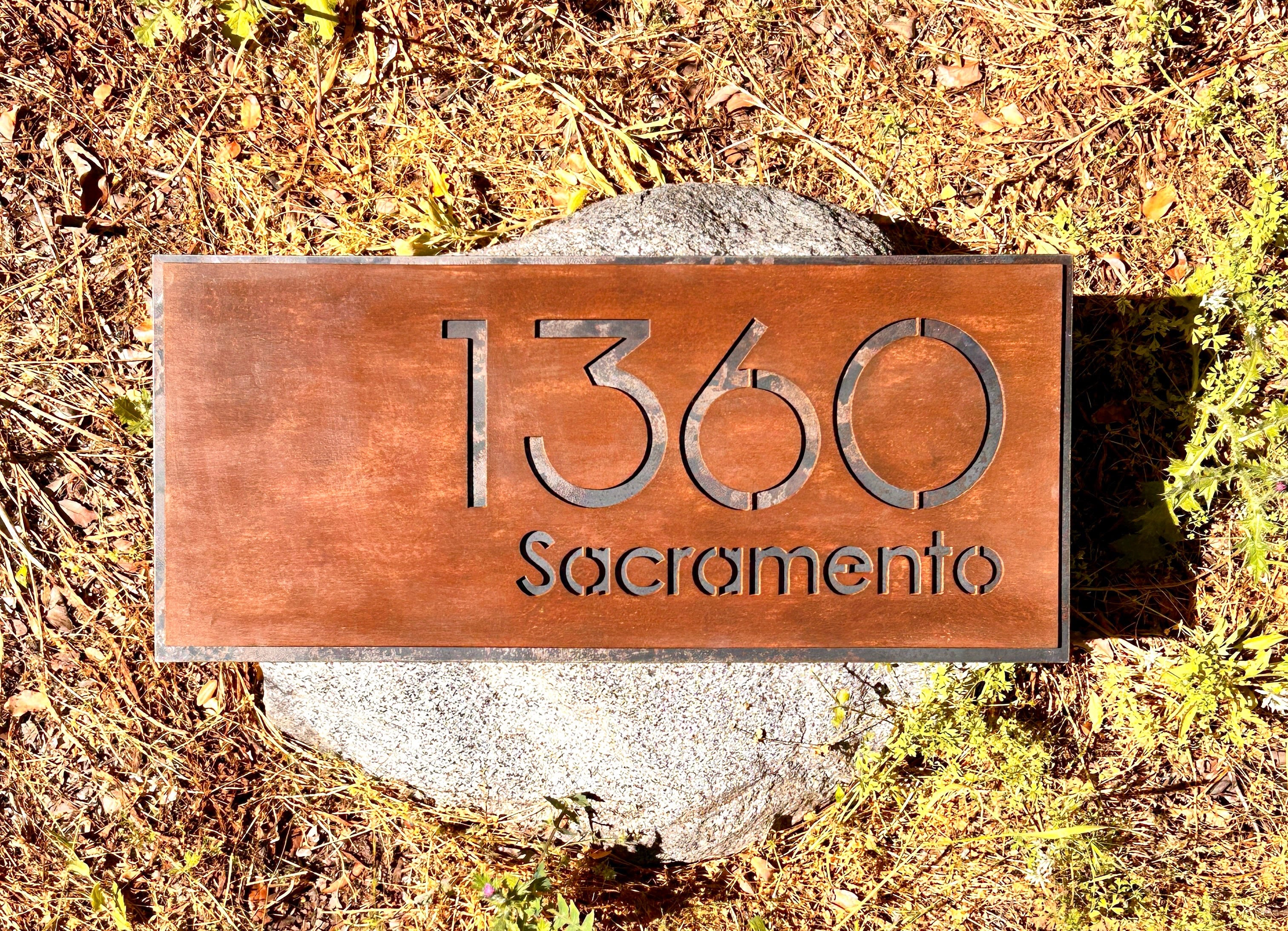 Placa metálica número casa más calle