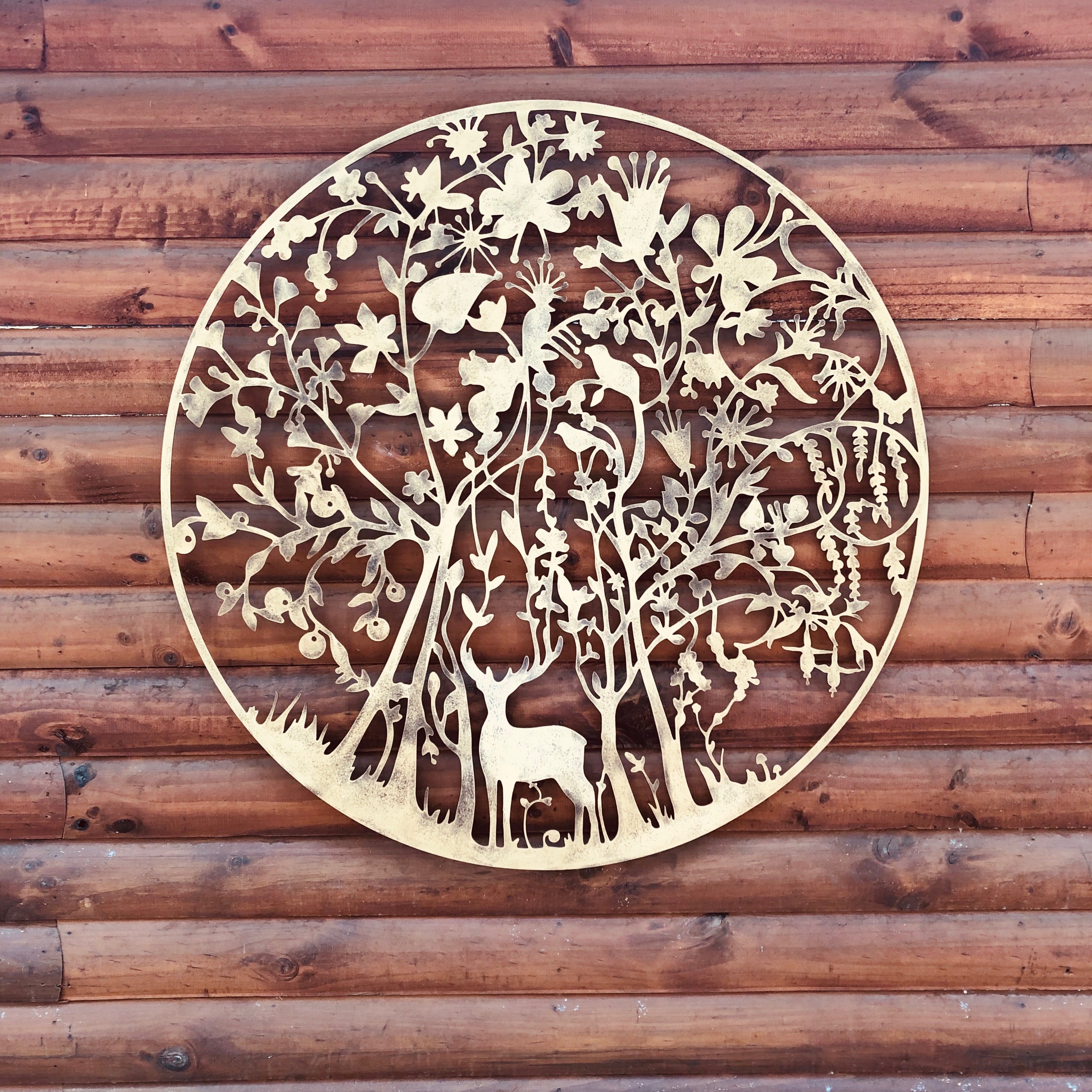 Colgante medallón bosque chileno en metal negro para decoración de pared