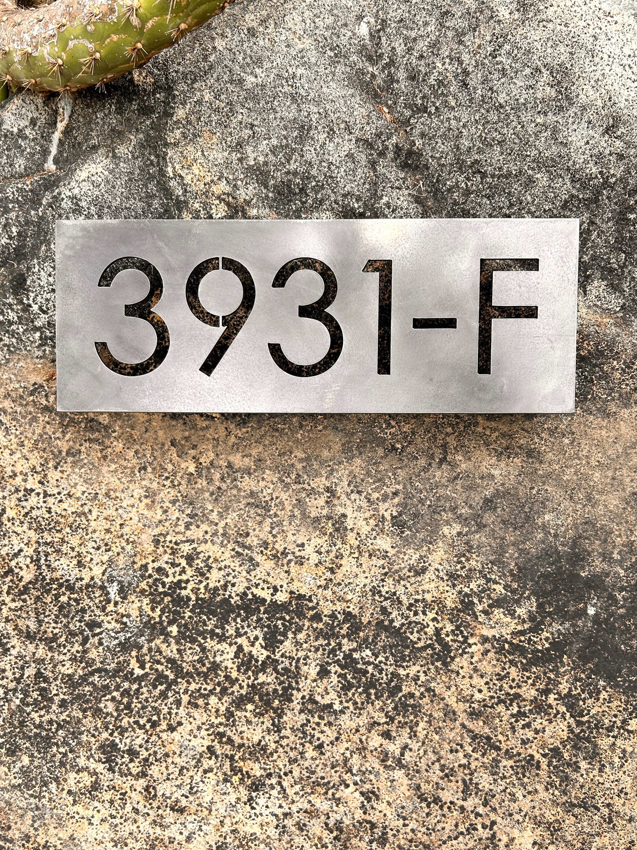 Número de casa, estilo placa calada. Producto a la venta, hecho en metal y a mano artesanalmente. Tienda online, números para elegir, casa, parcela, taller, edificio y terreno