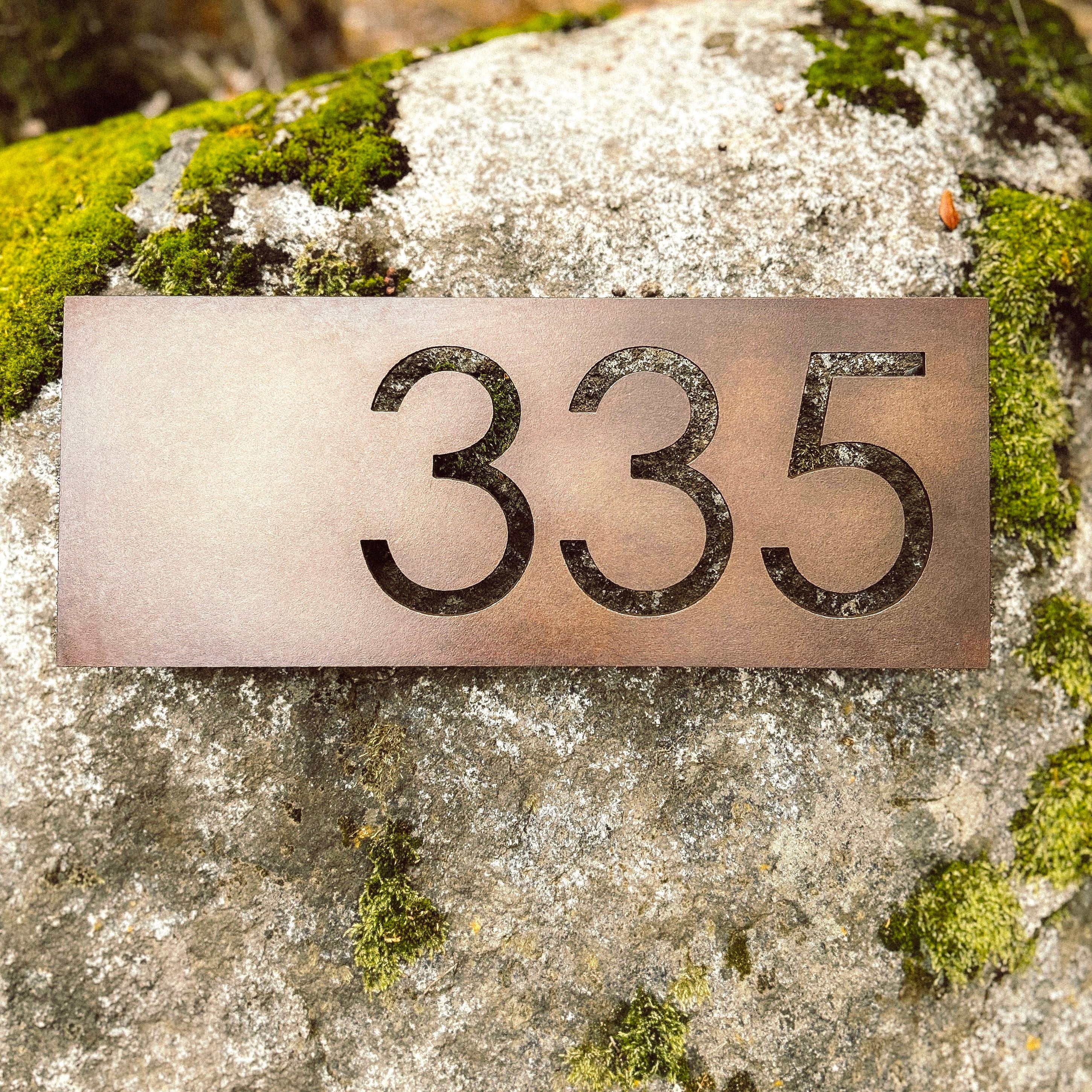 Número Calado en Placa Metal Oxidado y Encerado / 2 Número