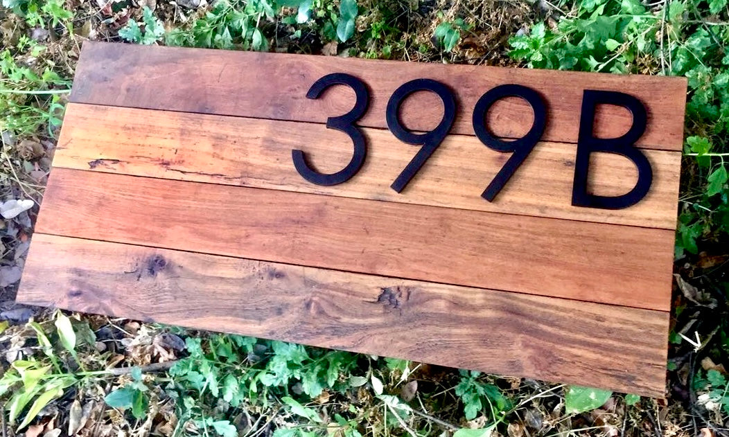 Número de casa en acero y madera reciclada instalado en fachada Chile