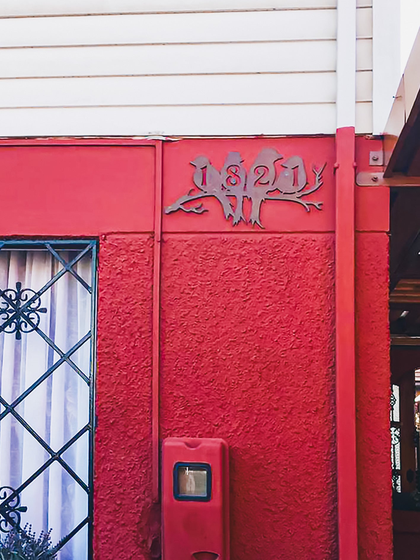 Número casa silueta metal acero negro personalizado diseño moderno exterior Chile