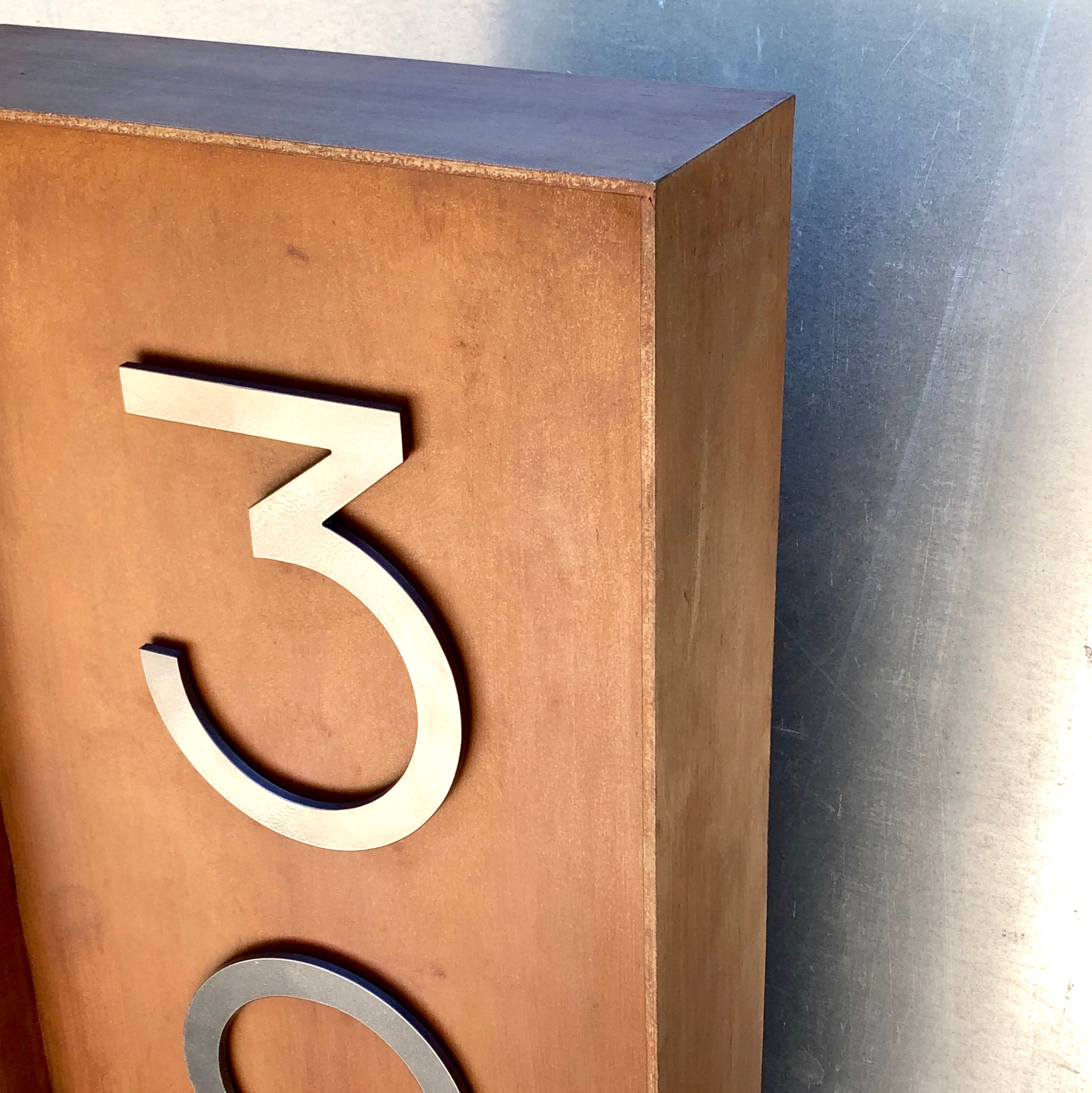 Estructura de metal tipo tótem, número de casa, diseño personalizado, acero oxidado, letrero domicilio, números de acero, plasma CNC fabricado en Chile, número en sobre relieve, numeración vertical, diseño chileno