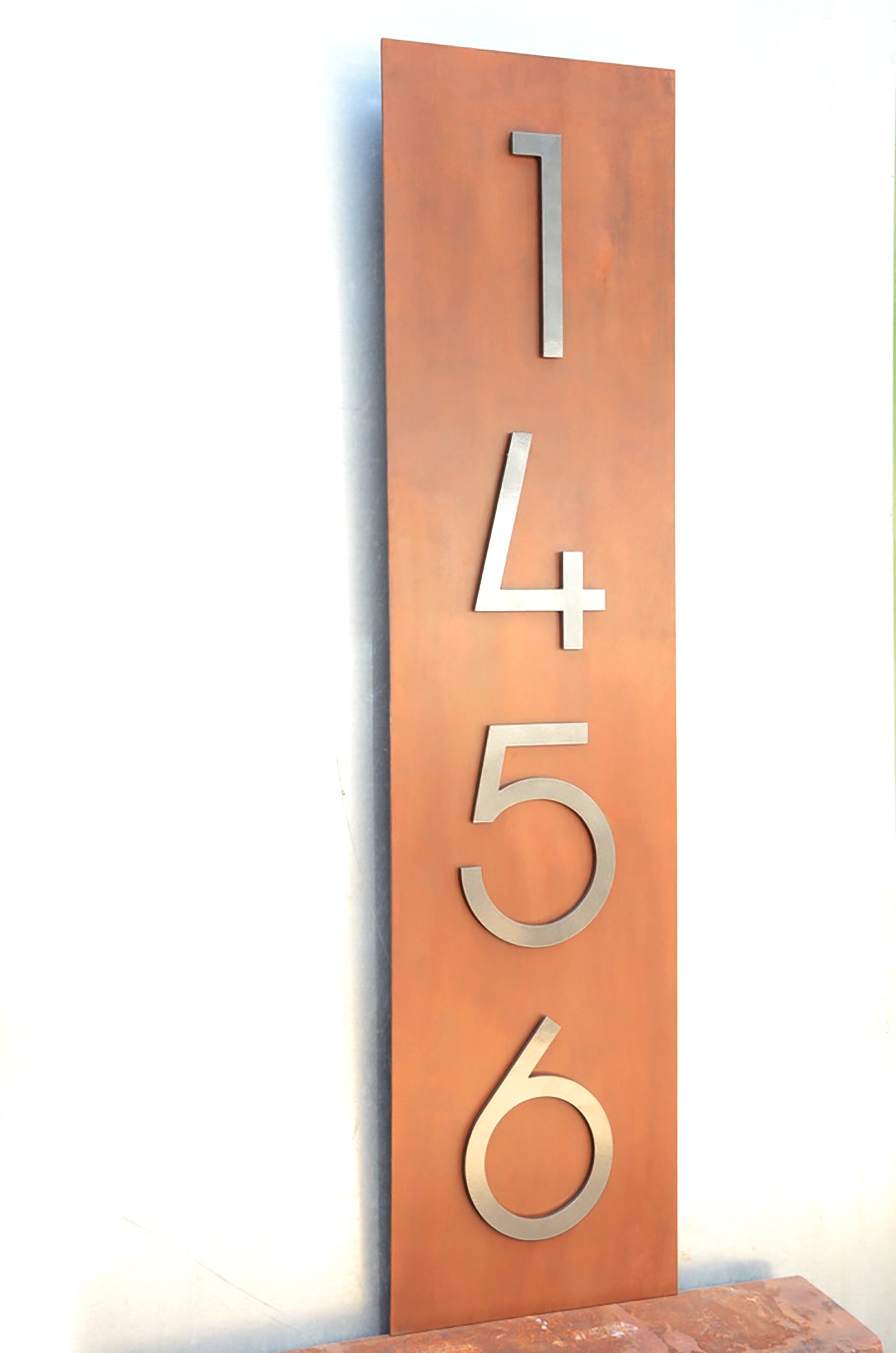 Número Sobre Placa de Acero