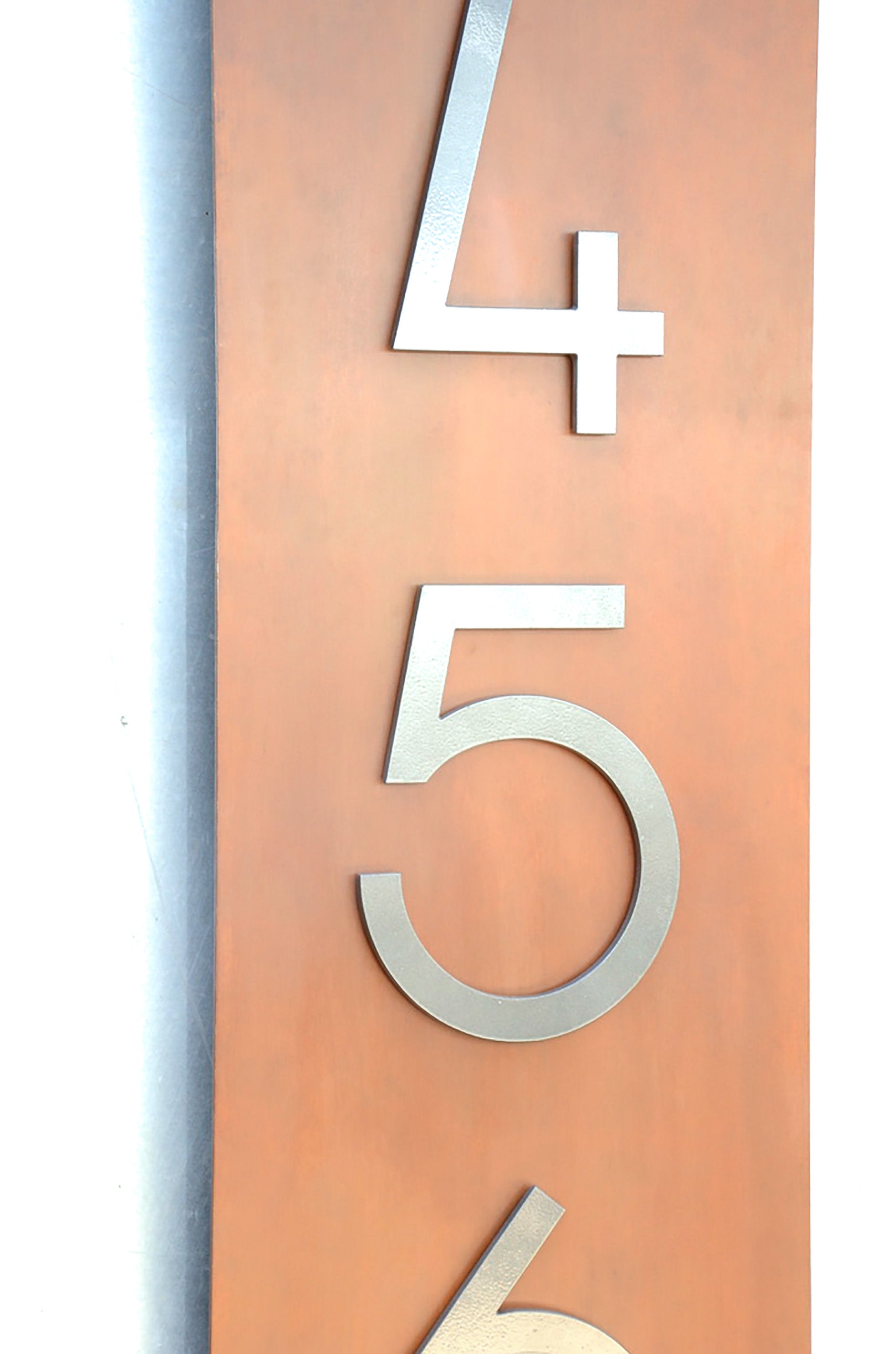 Número Sobre Placa de Acero