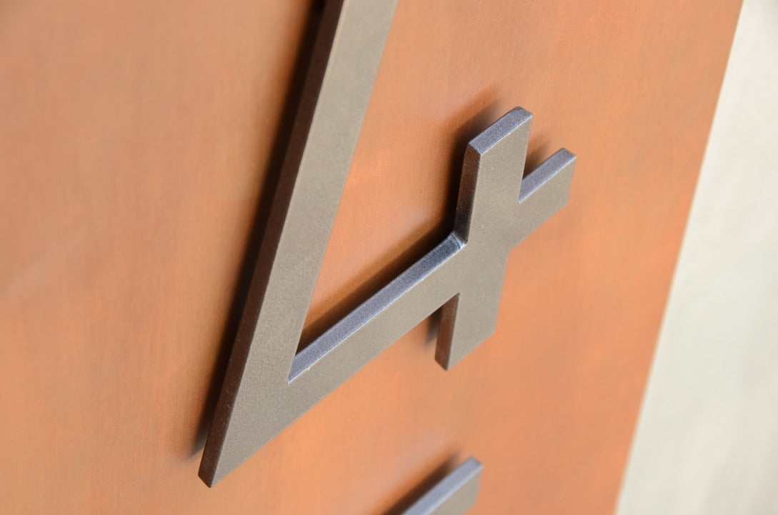 Número Sobre Placa de Acero