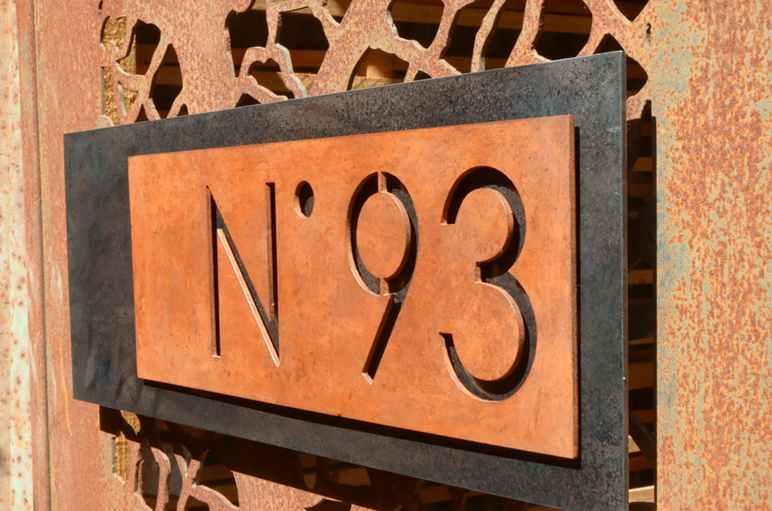 Número en Doble Placa de Acero
