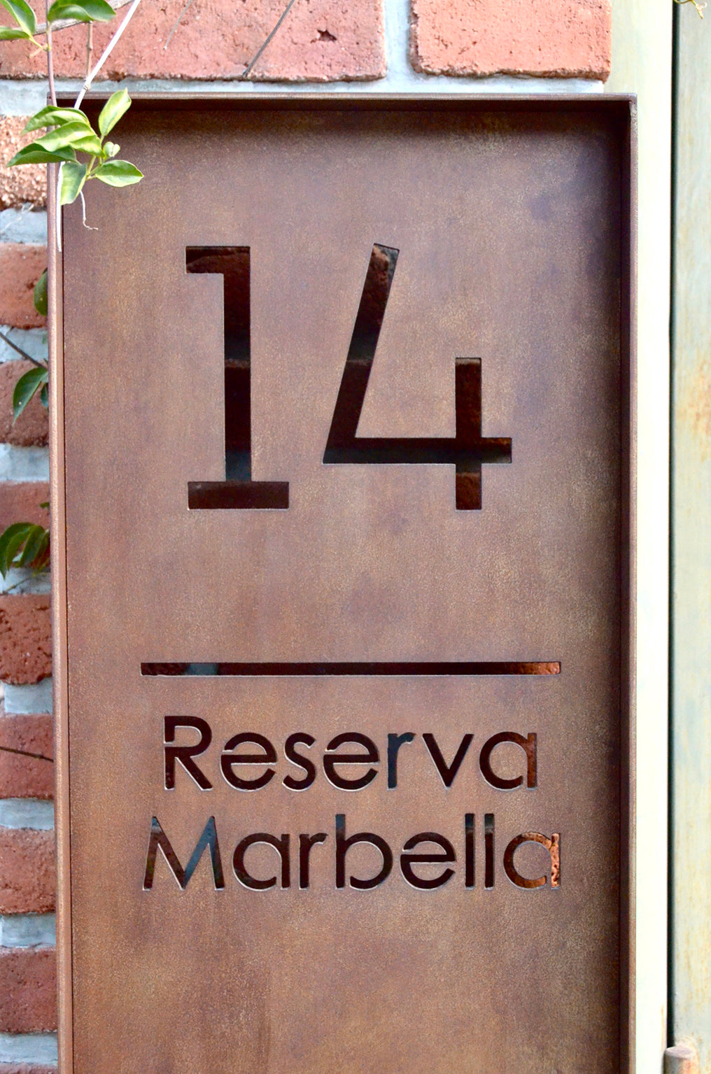 Totem de numeración para domicilio o residencia, fabricado en acero, letras caladas en metal, placa de señalización, hecho en Chile, número para casa, diseño personalizado en metal