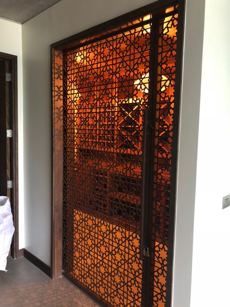 Puertas y Portones, Ironpig, puertas de cava en chile. Acero calidad y resistencia al tiempo. Puertas y Portones, IronPig , diseño de autor en chile, arte en fierro. Puerta metal para interior con diseño personalizado, geometría, arte sagrado, patrones seleccionados, siluetas de formas de la naturaleza en metal, acabado industrial y oxidado. Diseño personalizado en metal decoración puertas de interior. Foto de cliente, Santiago Chile