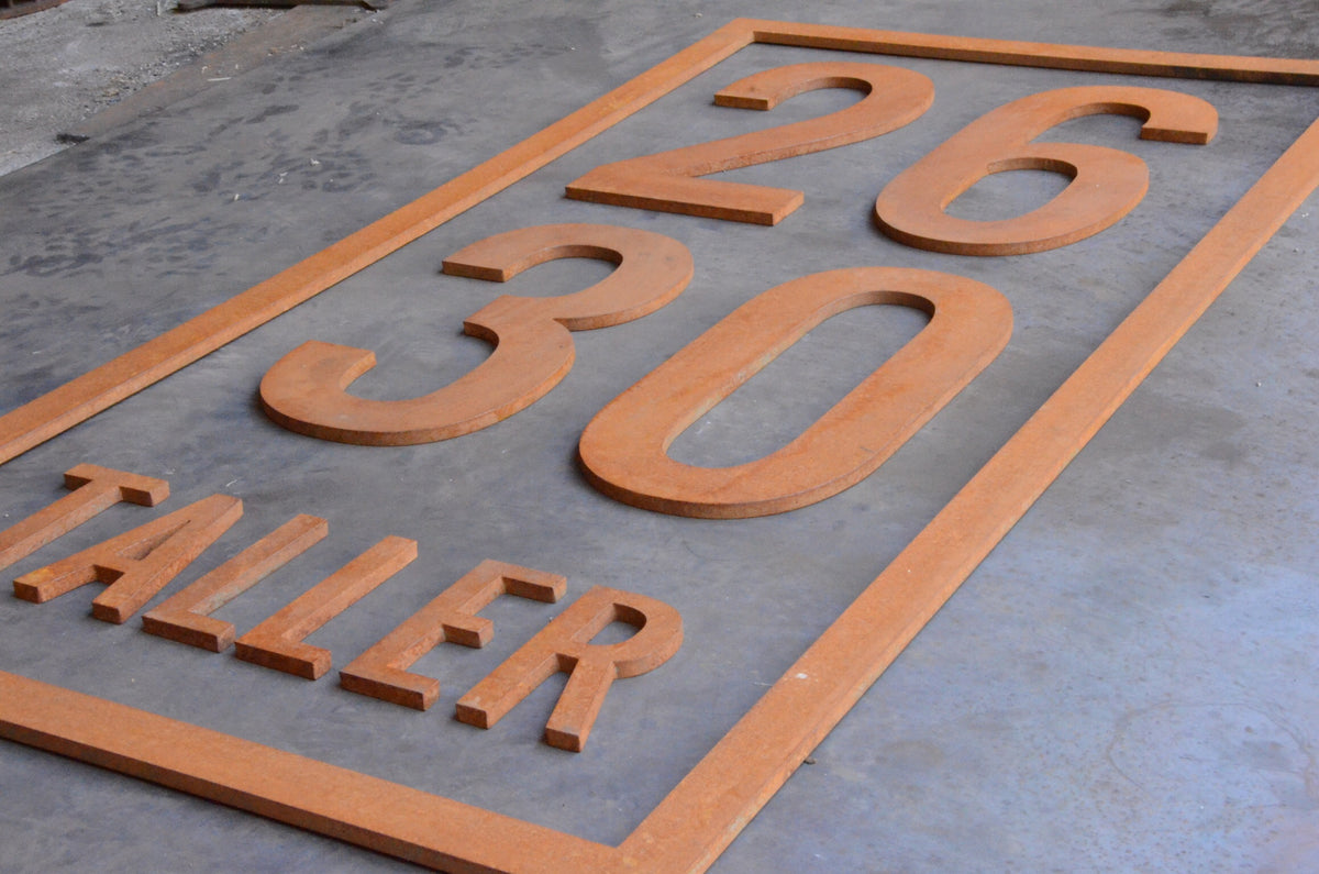letrero letras sueltas metal oxidado Taller 2630 proceso fabricación corte láser plasma acero corten oxidado IronPig Chile