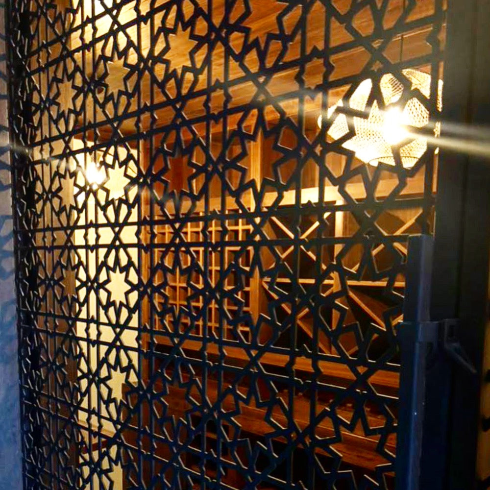 Puertas y Portones, Ironpig, puertas de cava en chile. Acero calidad y resistencia al tiempo. Puertas y Portones, IronPig , diseño de autor en chile, arte en fierro. Puerta metal para interior con diseño personalizado, geometría, arte sagrado, patrones seleccionados, siluetas de formas de la naturaleza en metal, acabado industrial y oxidado. Diseño personalizado en metal decoración puertas de interior. Foto de cliente, Santiago Chile