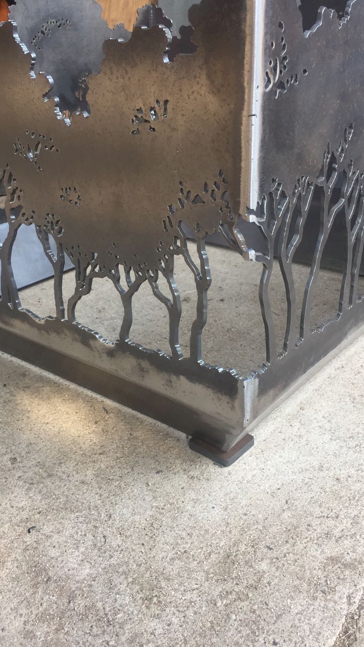 Fogón de jardín en acero cortado con diseño de bosque para reuniones