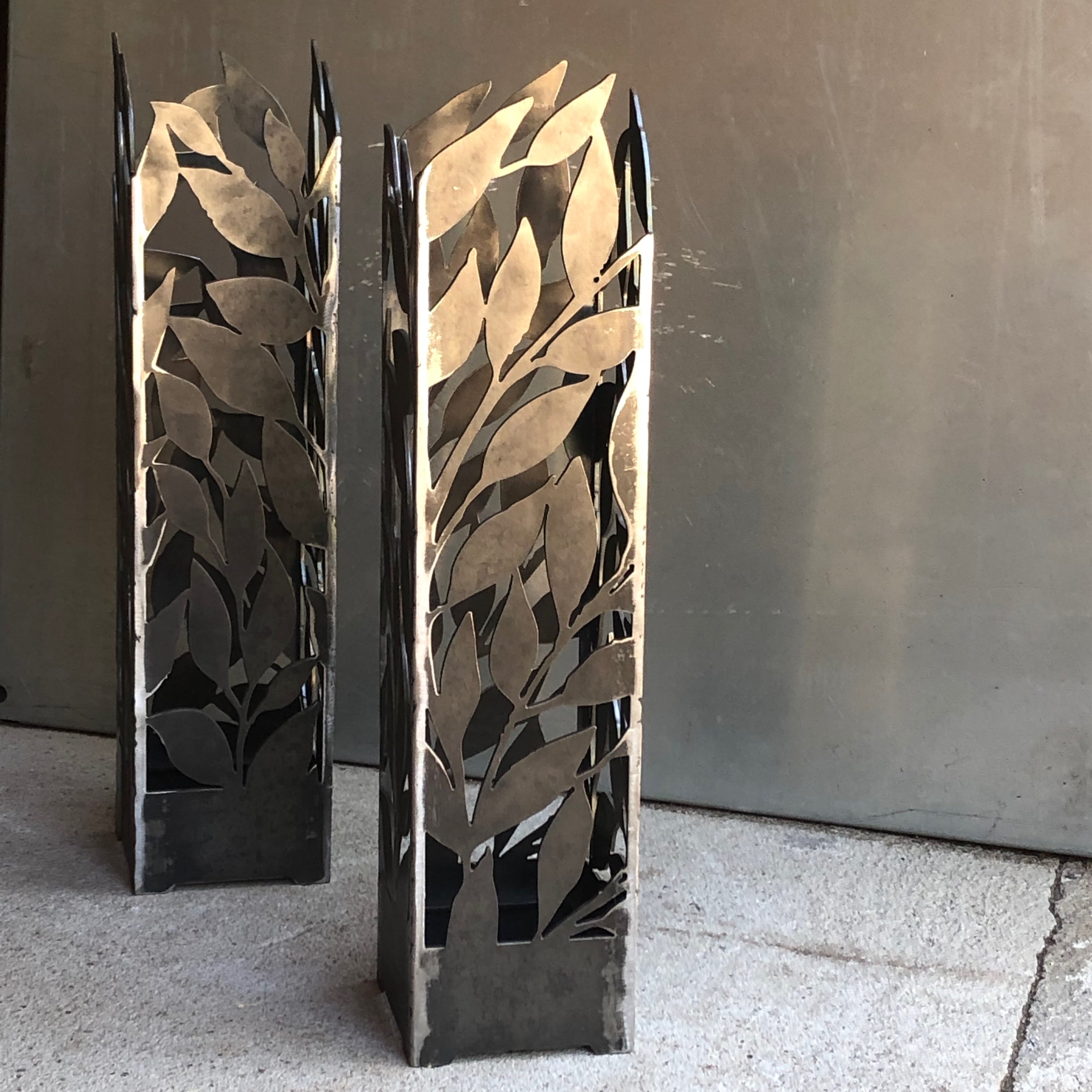 Lámpara rectangular de mesa con diseño de hojitas en metal artesanal