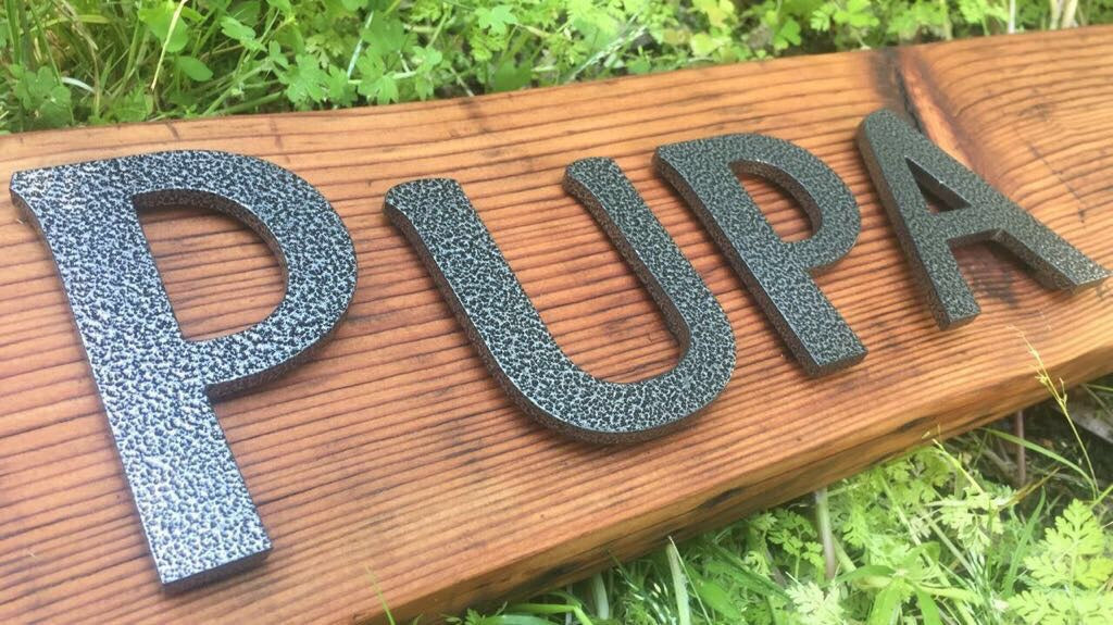 Número de casa en madera con cifras de acero negro para fachada exterior