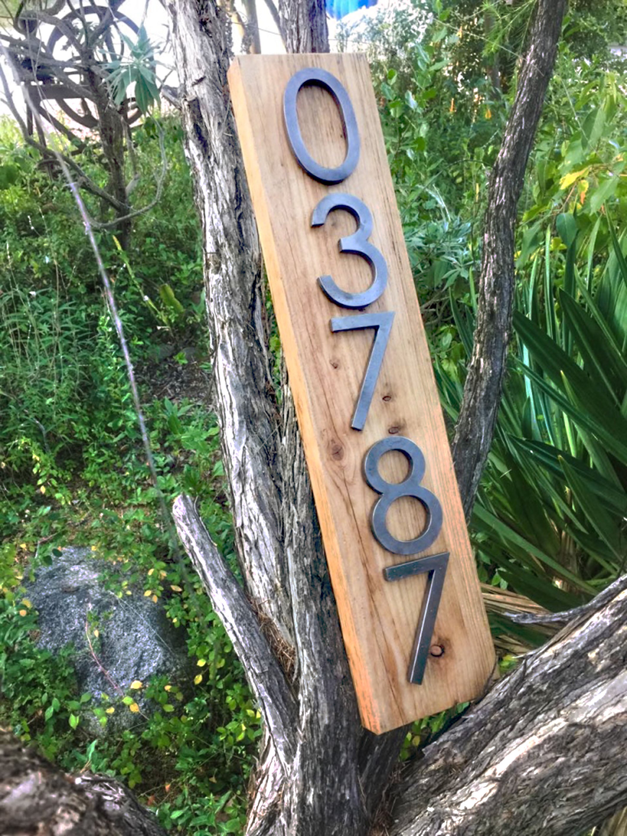Número de casa personalizado en acero y madera para puerta o muro