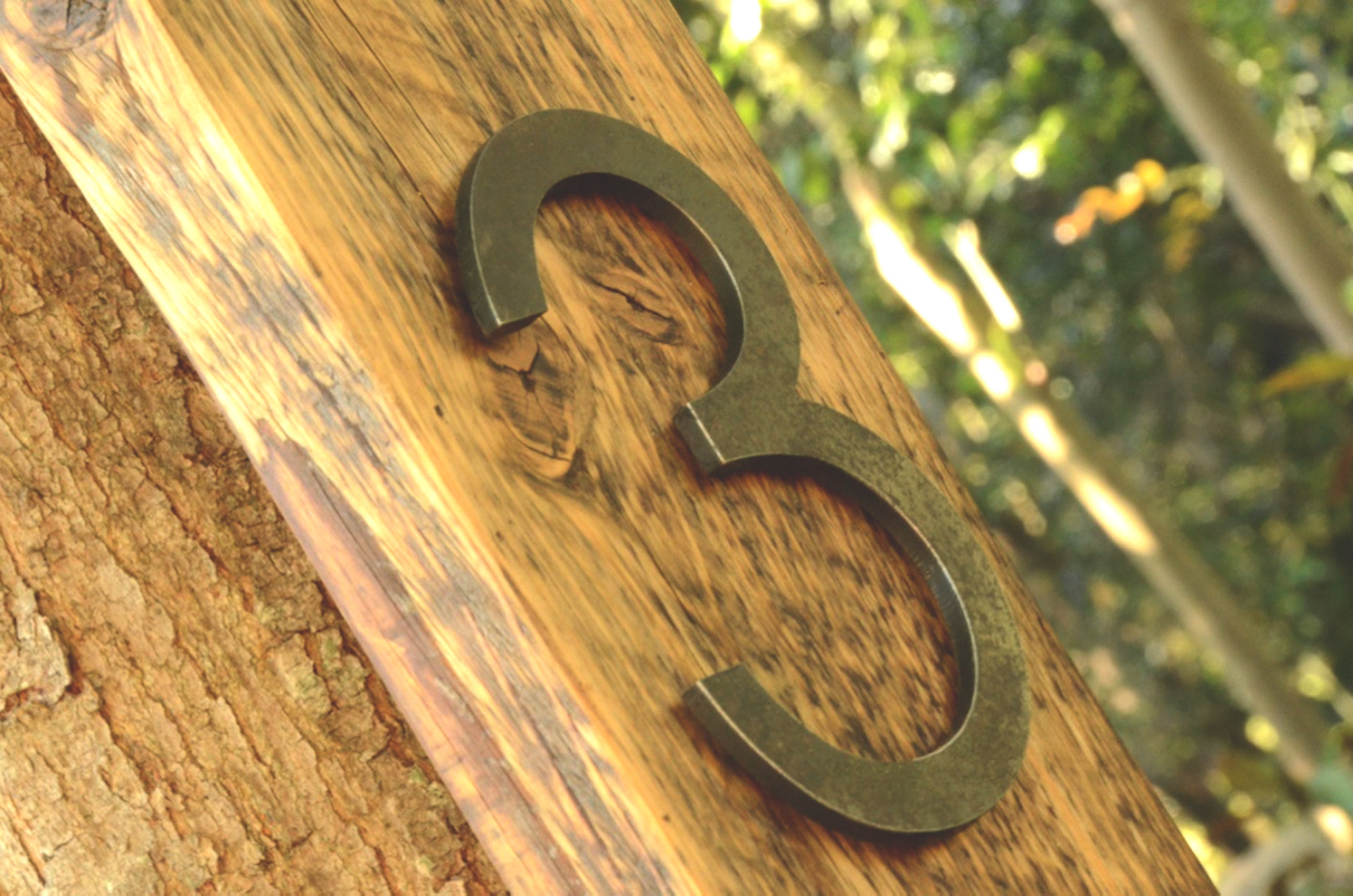 Número residencial sobre madera y acero negro artesanal personalizable Chile