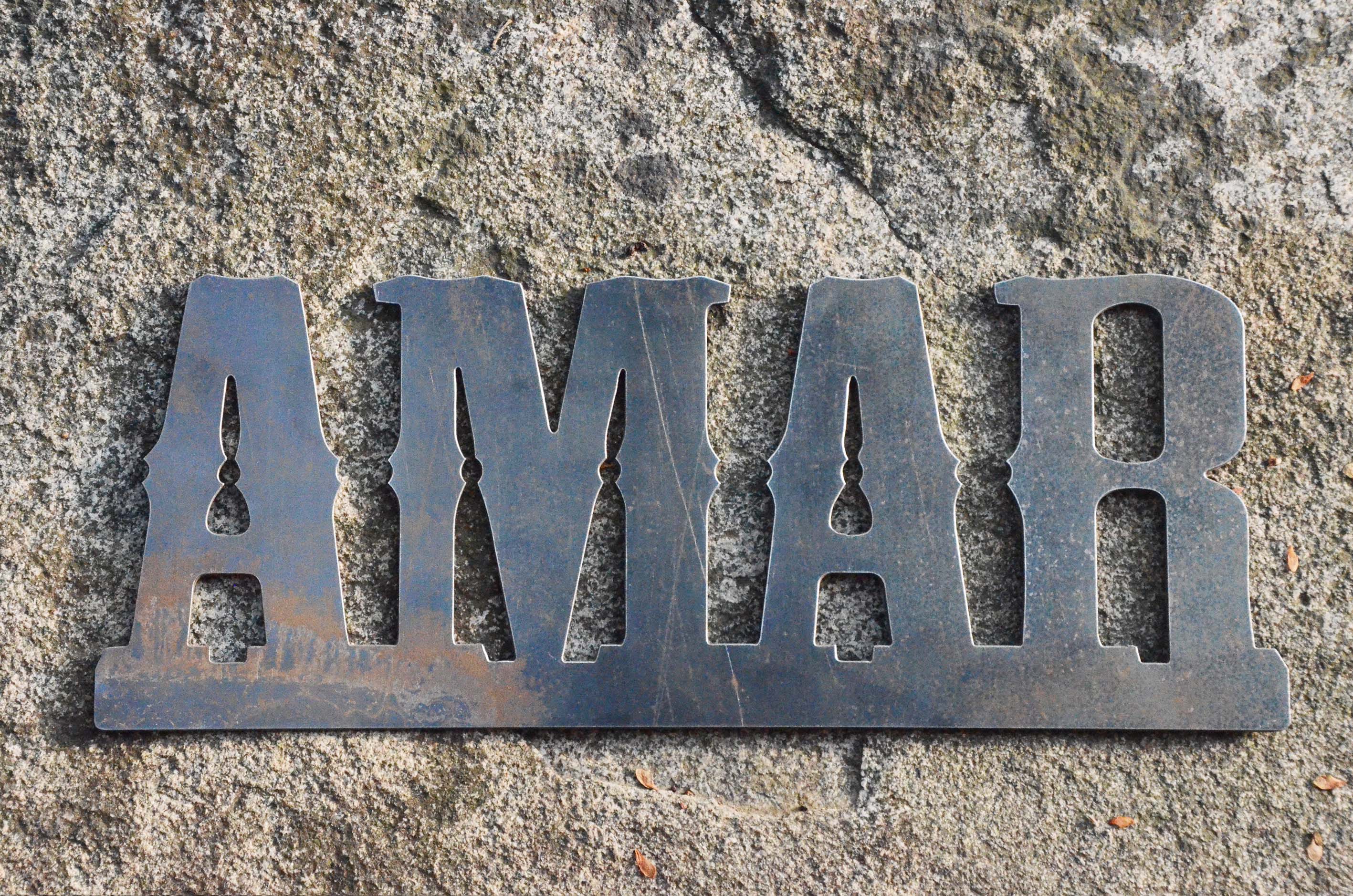 Palabra AMAR en metal negro para decoración de pared en living o dormitorio