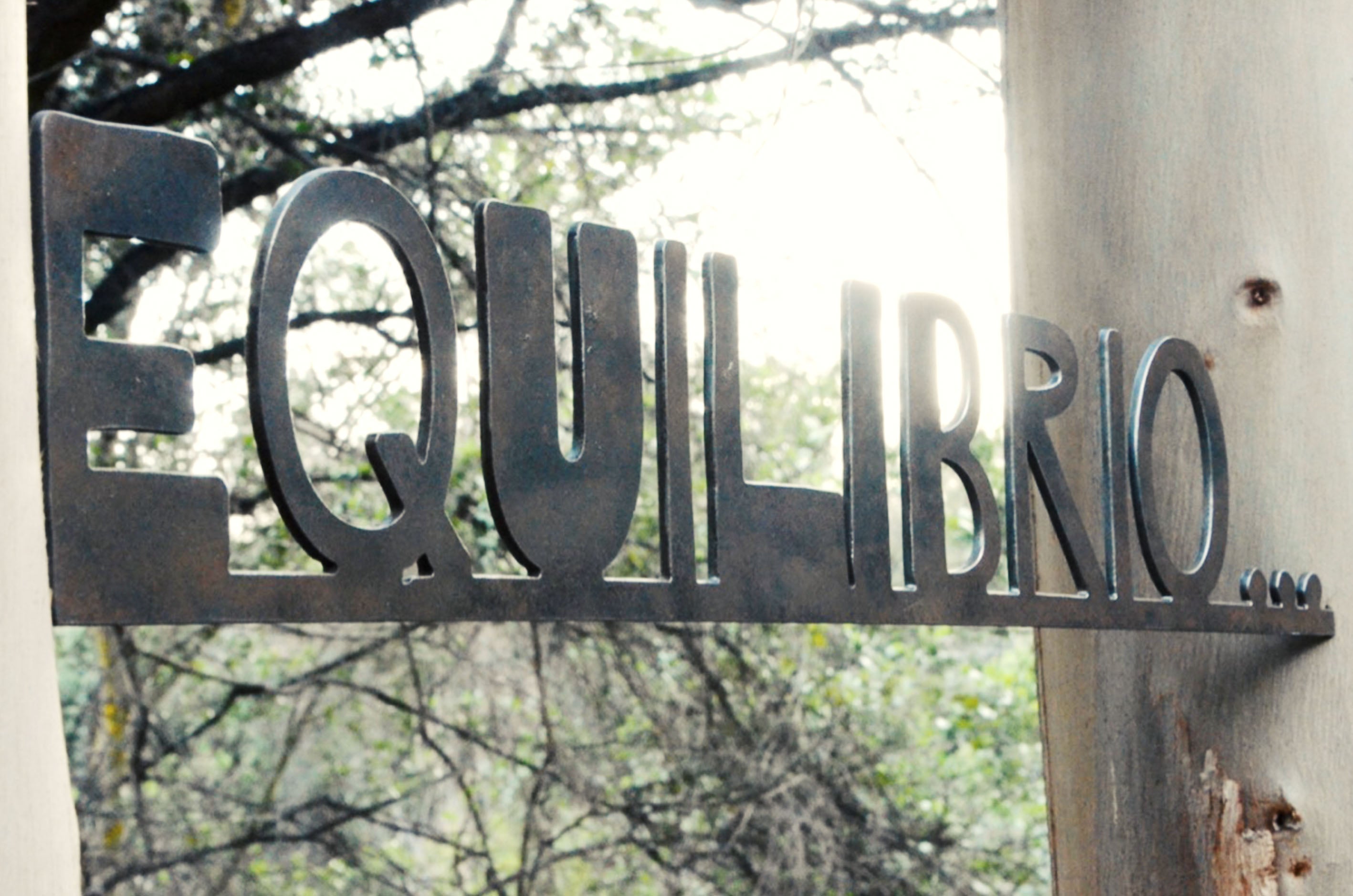 Palabra EQUILIBRIO en metal negro para decoración de pared minimalista