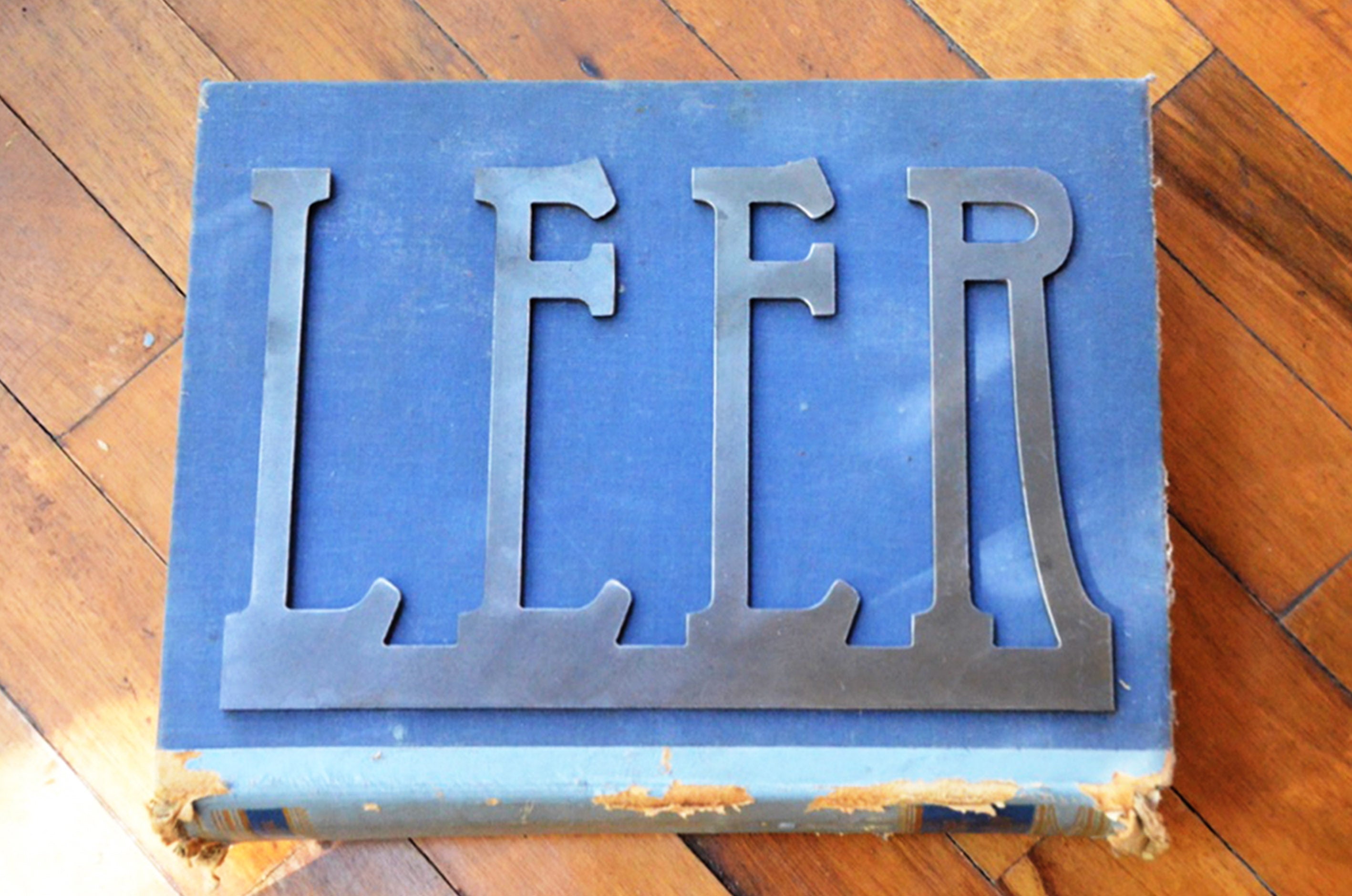 Palabra LEER en acero negro letrero decorativo para biblioteca o estudio