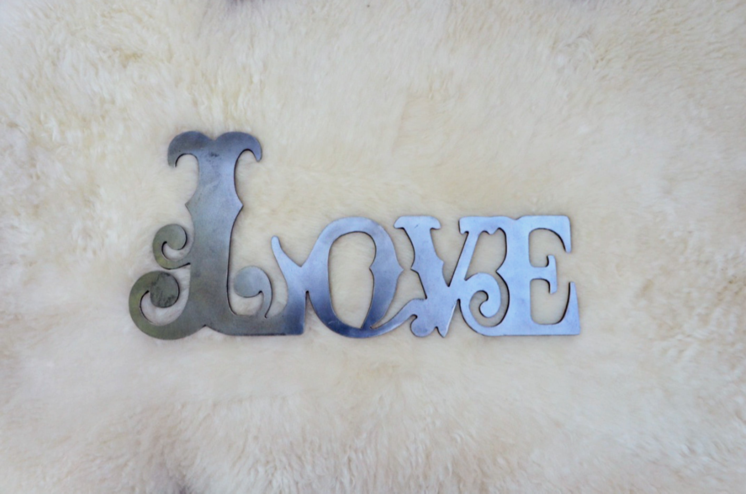 Palabra LOVE en metal negro decoración de pared para dormitorio o living