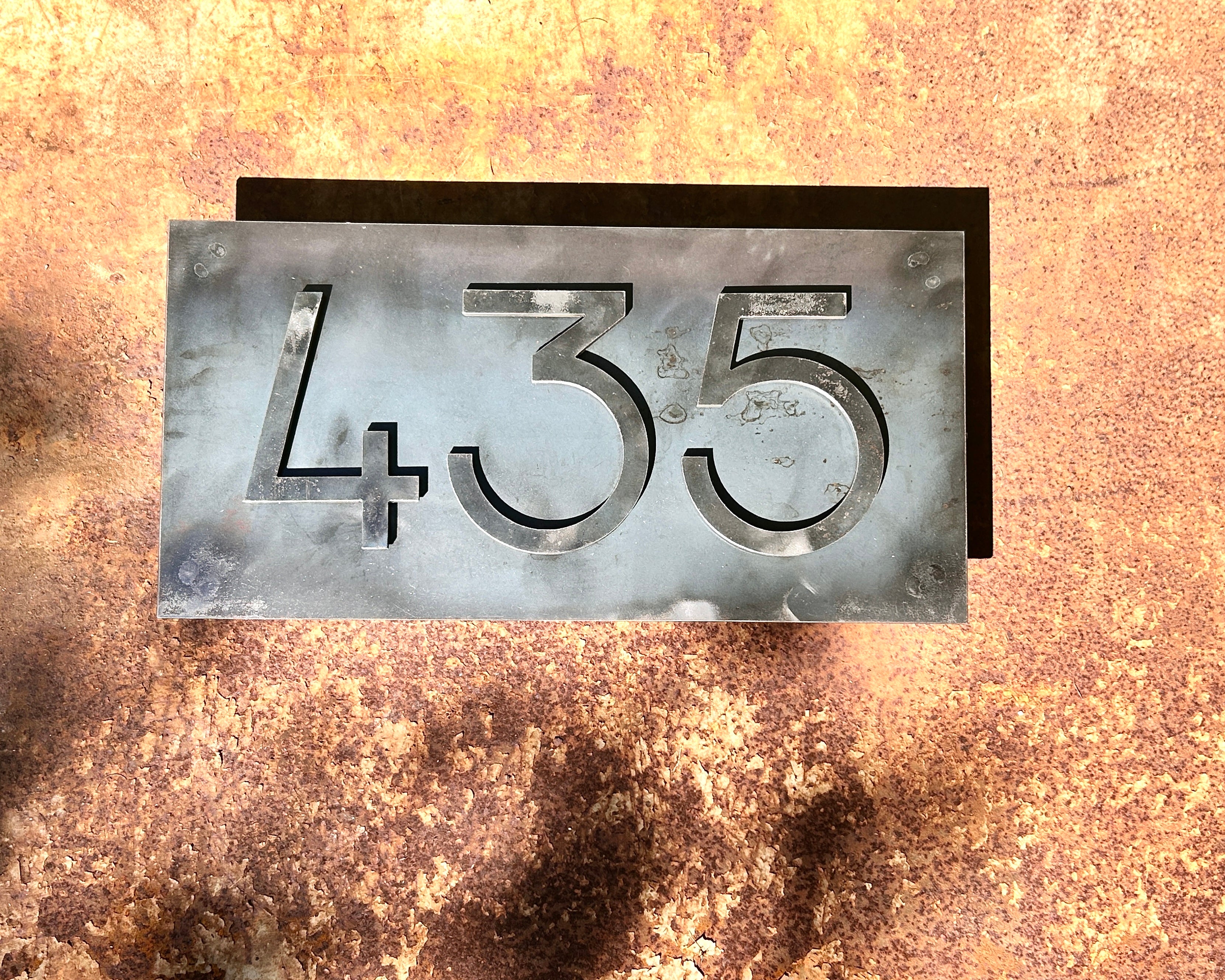 Número Sobre Placa de Acero
