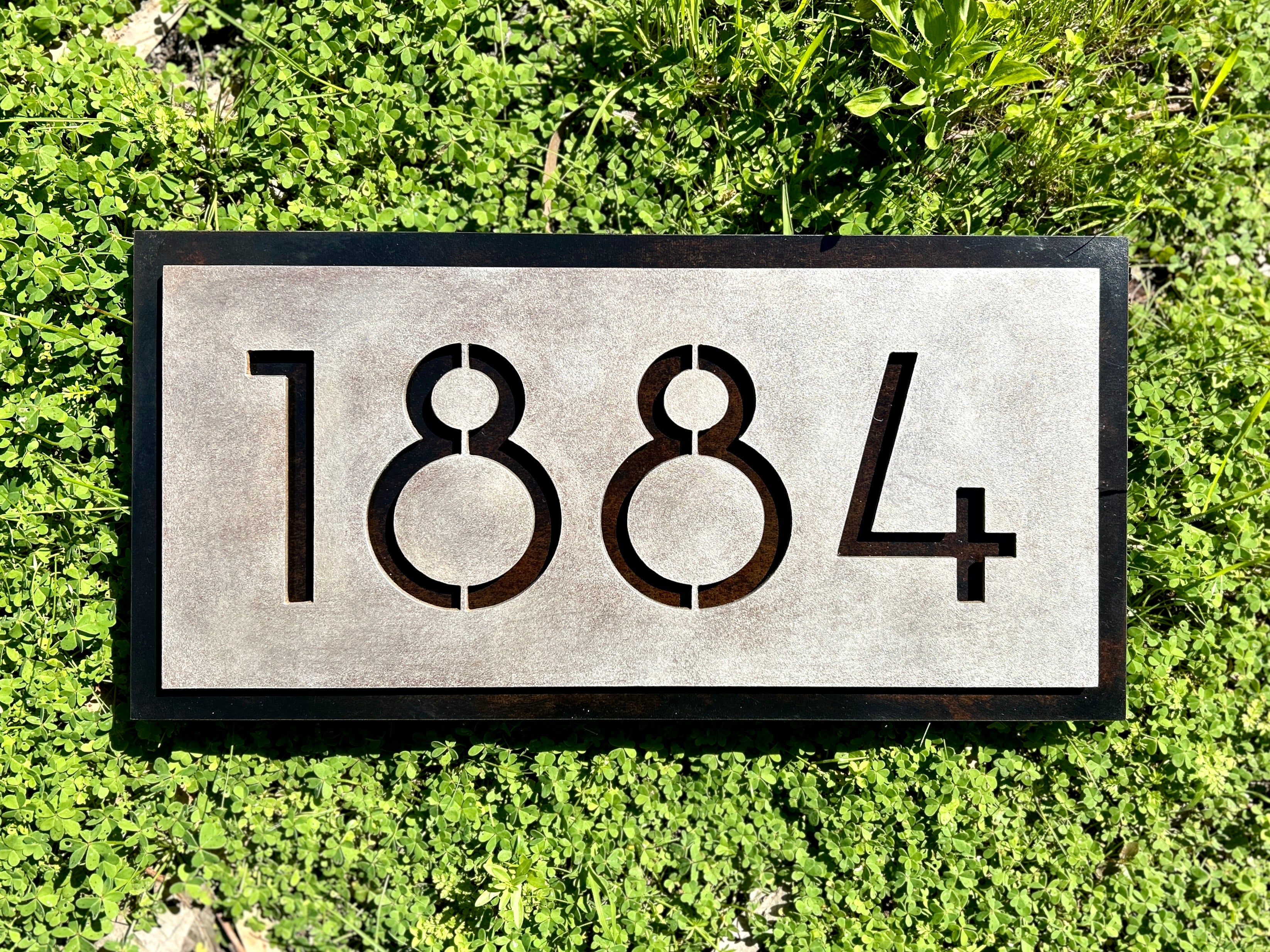Placa domicilio, decoración exterior, placa metálica de doble capa con números calados, doble placa de acero, número de casa, números, artesanía en metal, hecho en Chile, chileno, placa número domicilio, letrero, numeros Chile 