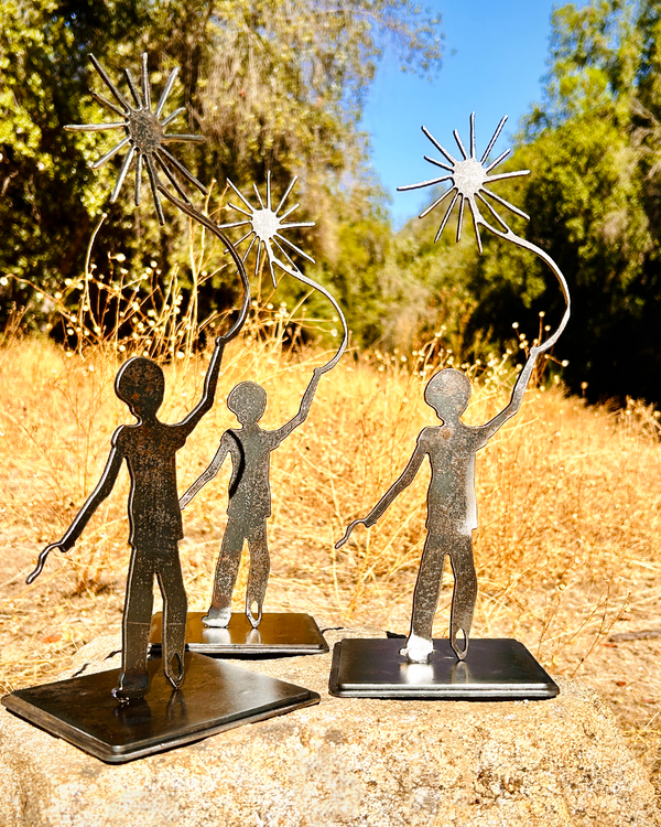 Tres estatuillas de acero con siluetas de niños sosteniendo estrellas, sobre bases metálicas cuadradas, fabricadas a medida para Hospital de Niños Roberto del Río, por IronPig Chile como regalo o reconocimiento pediatría doctores de chile