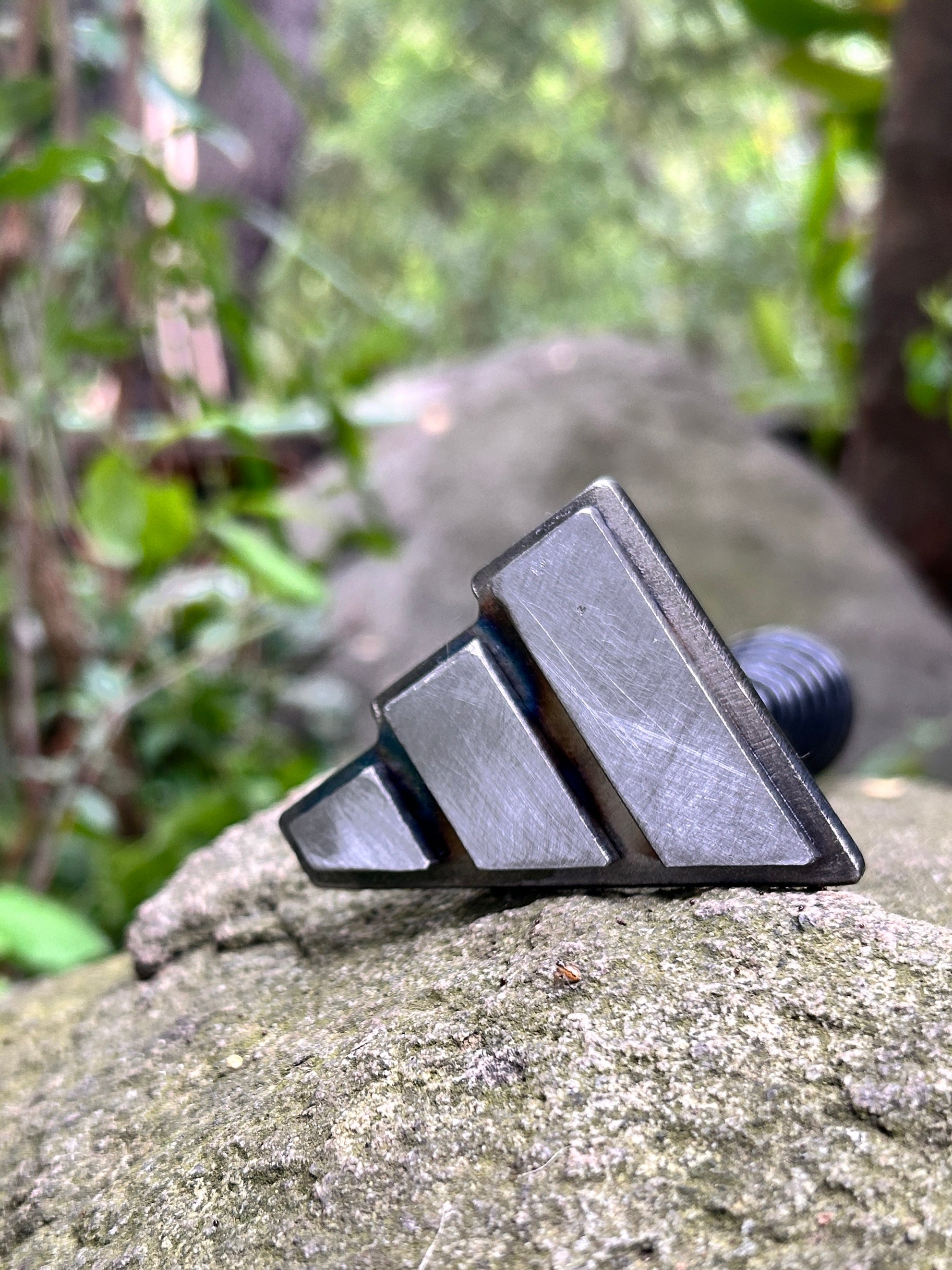 Herramienta con diseño personalizado de iniciales o logo en acero para marcar. El sello de pan es un utensilio que sirve para estampar una marca en una masa de pan antes de ser horneada, lo que se conoce como «firmar» el pan. Hierro para marcar pan. Personalizar y diferenciar tu pan con una marca. Marcador de pan de hamburguesas personalizado. 