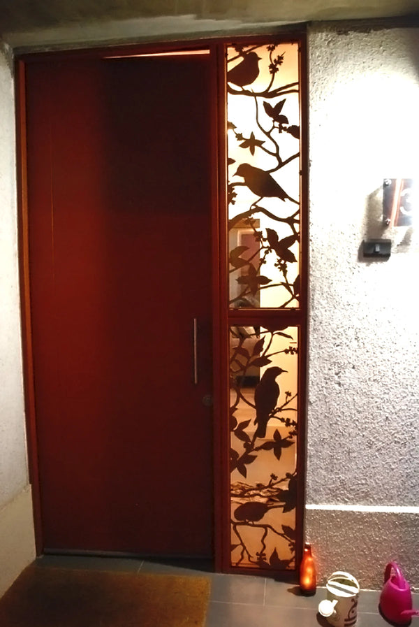 Reja para ventanal lateral puerta de entrada casa Santiago, corte plasma cnc acero calado con siluetas de pájaros y ramas, acceso exterior seguridad para ventanas, fabricado a medida por IronPig Chile