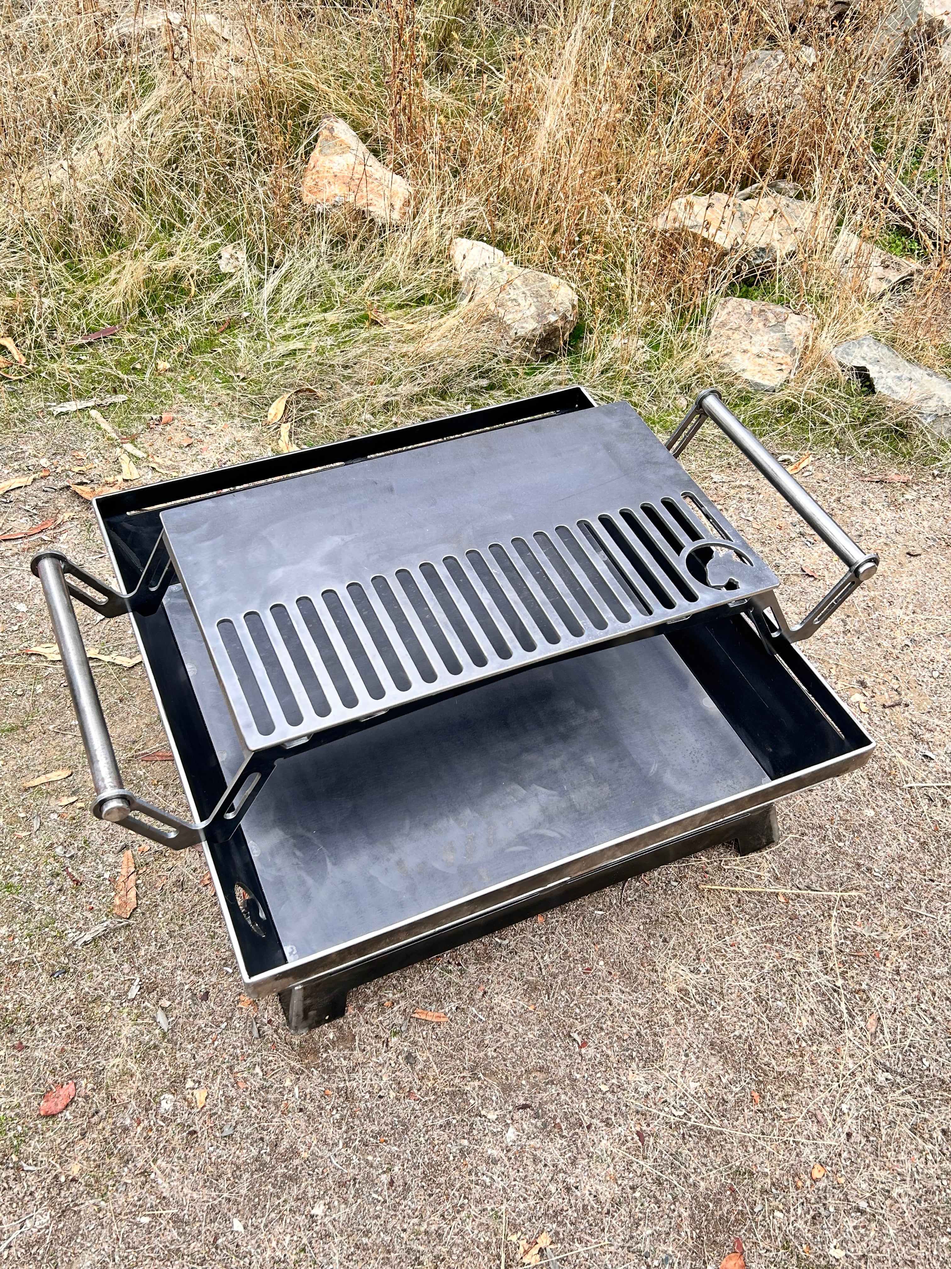 Parrilla y fogón de acero con diseño exclusivo minimalista, decoración exterior para quincho y compartir en familia. Parrilla con doble diseño de rejilla y plancha, todo incorporado. Parrilla con doble asa de acero y removible. Fogón multifuncional, hecho para cocinar y posibilidad de encender fogata posterior a la comida. Hecho en Chile, trabajo artesanal en acero con diseño a medida y posibilidad de personalizar parrilla. Calidad y resistencia garantizada. 