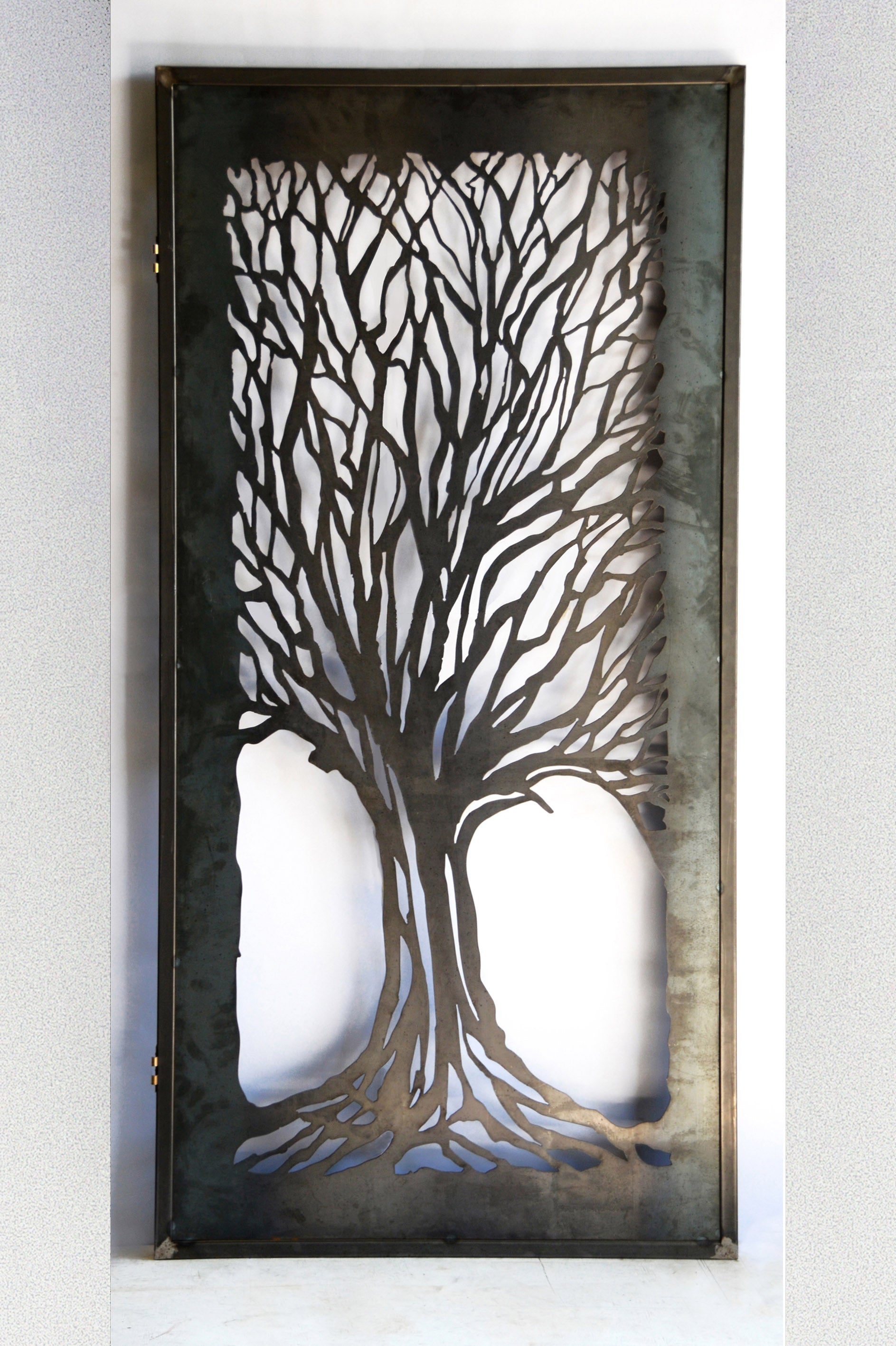 Puerta metal para exterior con diseño personalizado, árboles de chile, siluetas de formas de la naturaleza en metal, acabado industrial y oxidado. Diseño personalizado en metal decoración exterior paisajismo jardines puertas de exterior Chile