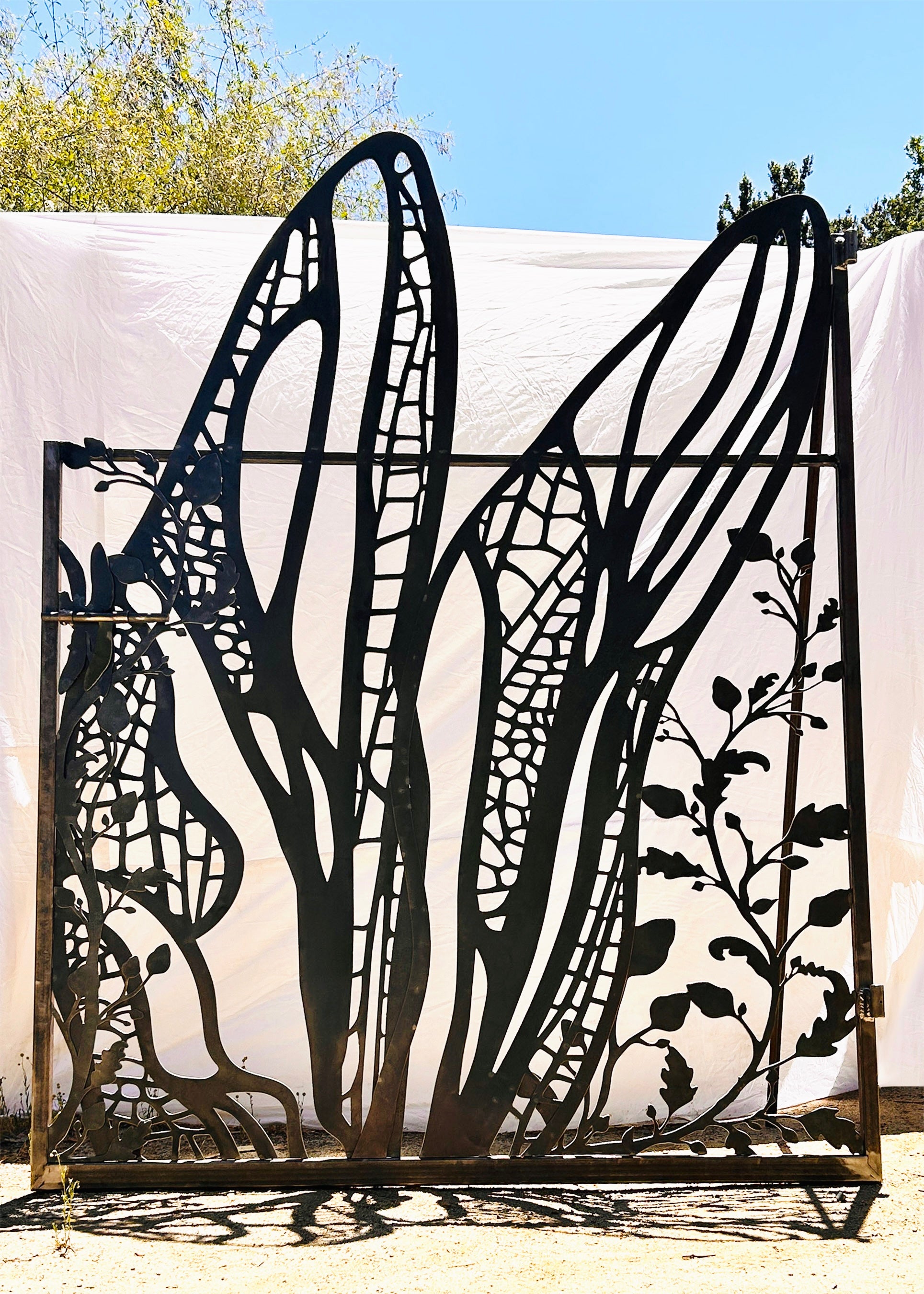 Puerta de metal para jardín, hecho en Chile, diseños únicos, rejas, puerta de jardín, alas de libélula, reja de jardín, separador de ambientes