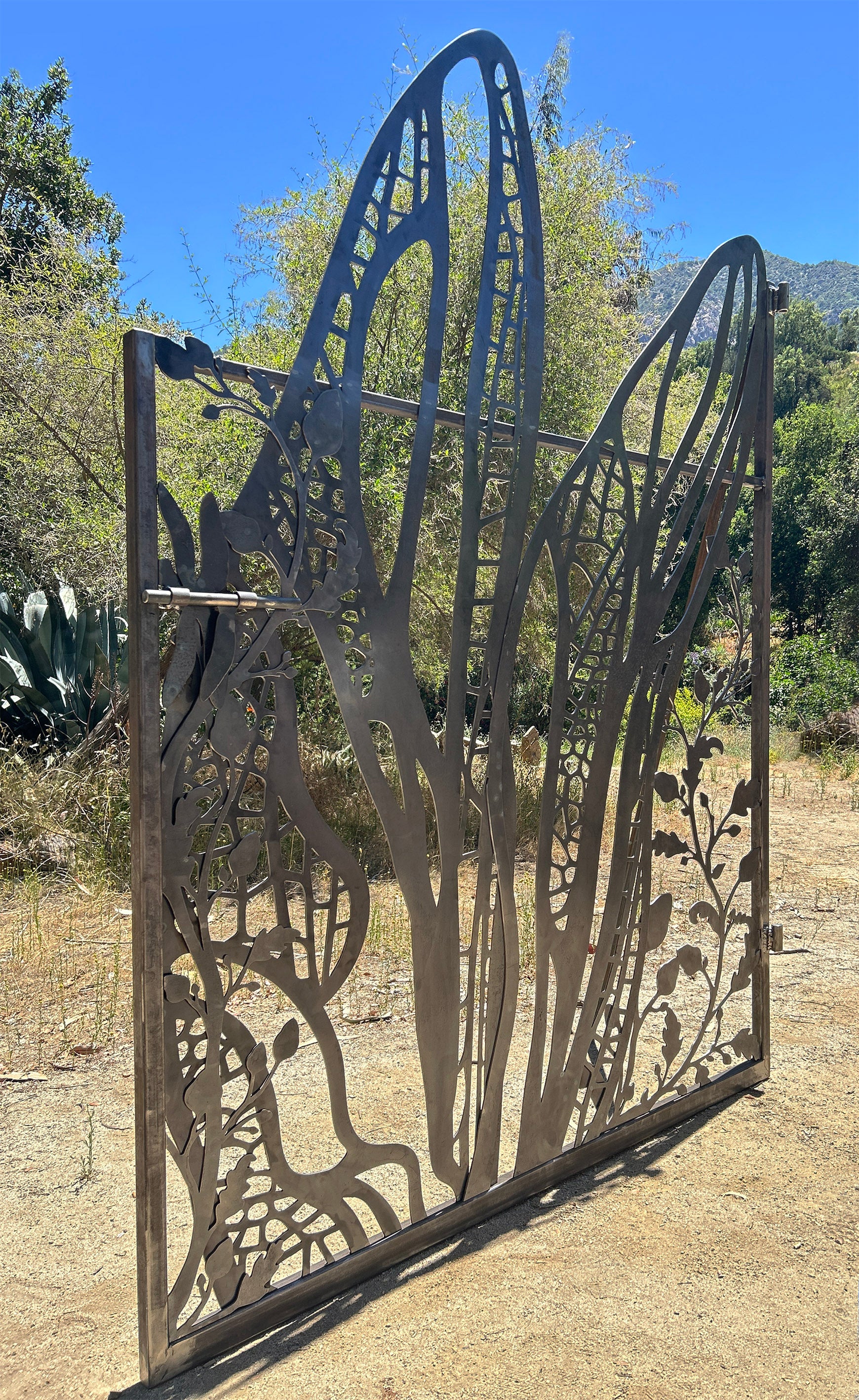 Puerta de metal para jardín, hecho en Chile, diseños únicos, rejas, puerta de jardín, alas de libélula, reja de jardín, separador de ambientes, reja hermosa, puerta bella