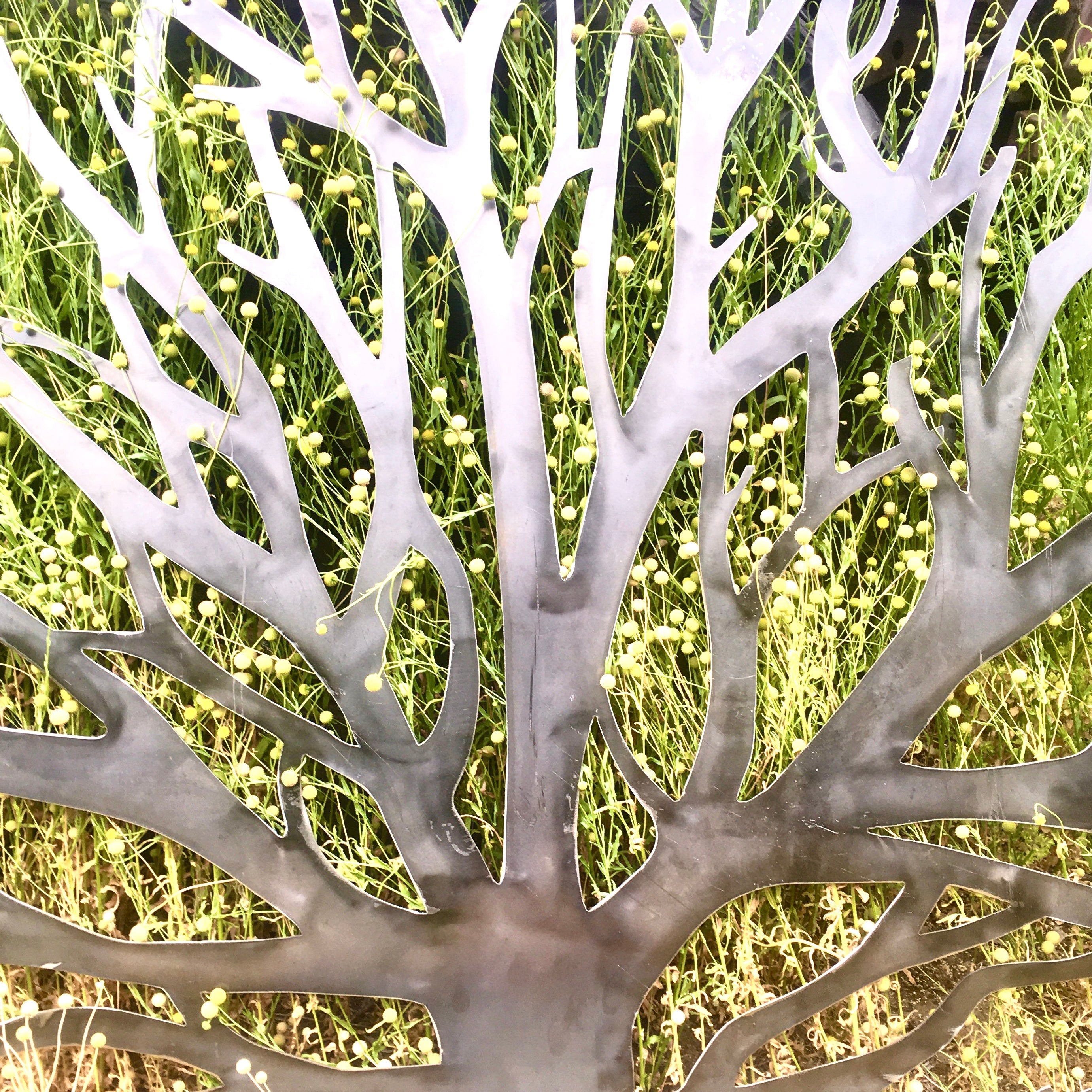 Baranda acero calado patrón naturalista instalada - Protección decorativa escalera balcón - Metal artesanal IRONPIG Chile