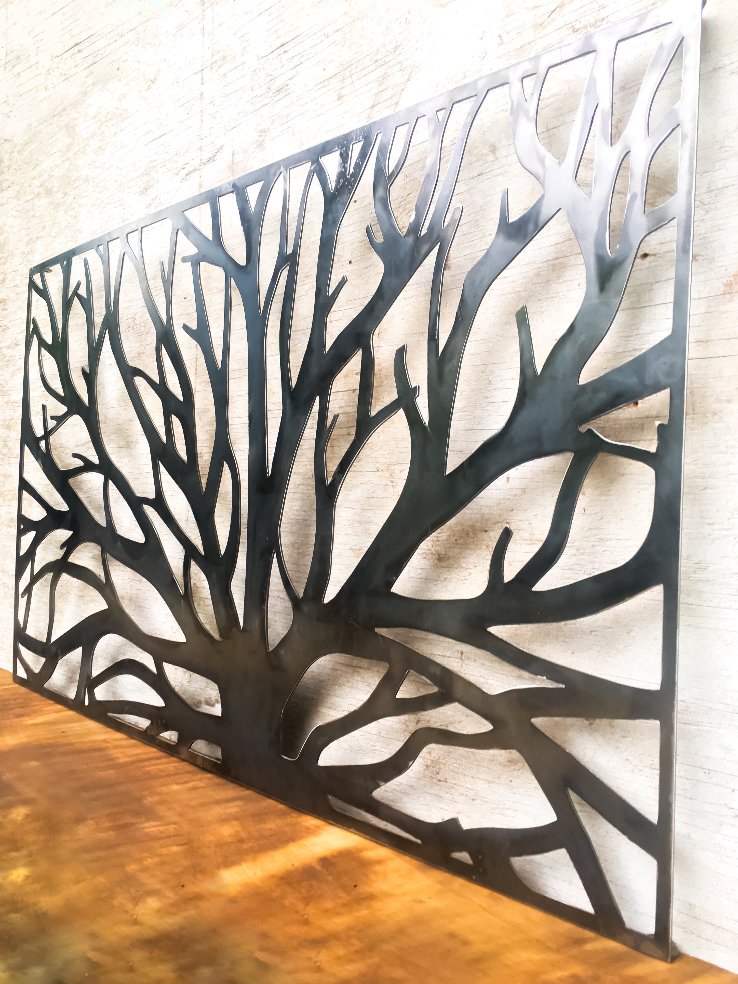 Baranda metal calado diseño ramas instalada - Protección artística balcón piscina residencial - Metalurgia arte IRONPIG Chile