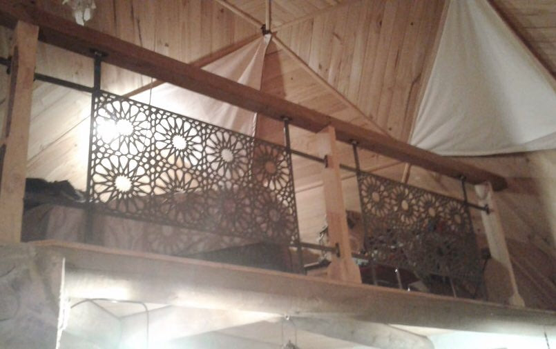 Baranda seguridad metal diseño ramas exterior - Protección artística escalera balcón piscina - Metal artesanal IRONPIG Chile. Fotografia de cliente barandas instaladas