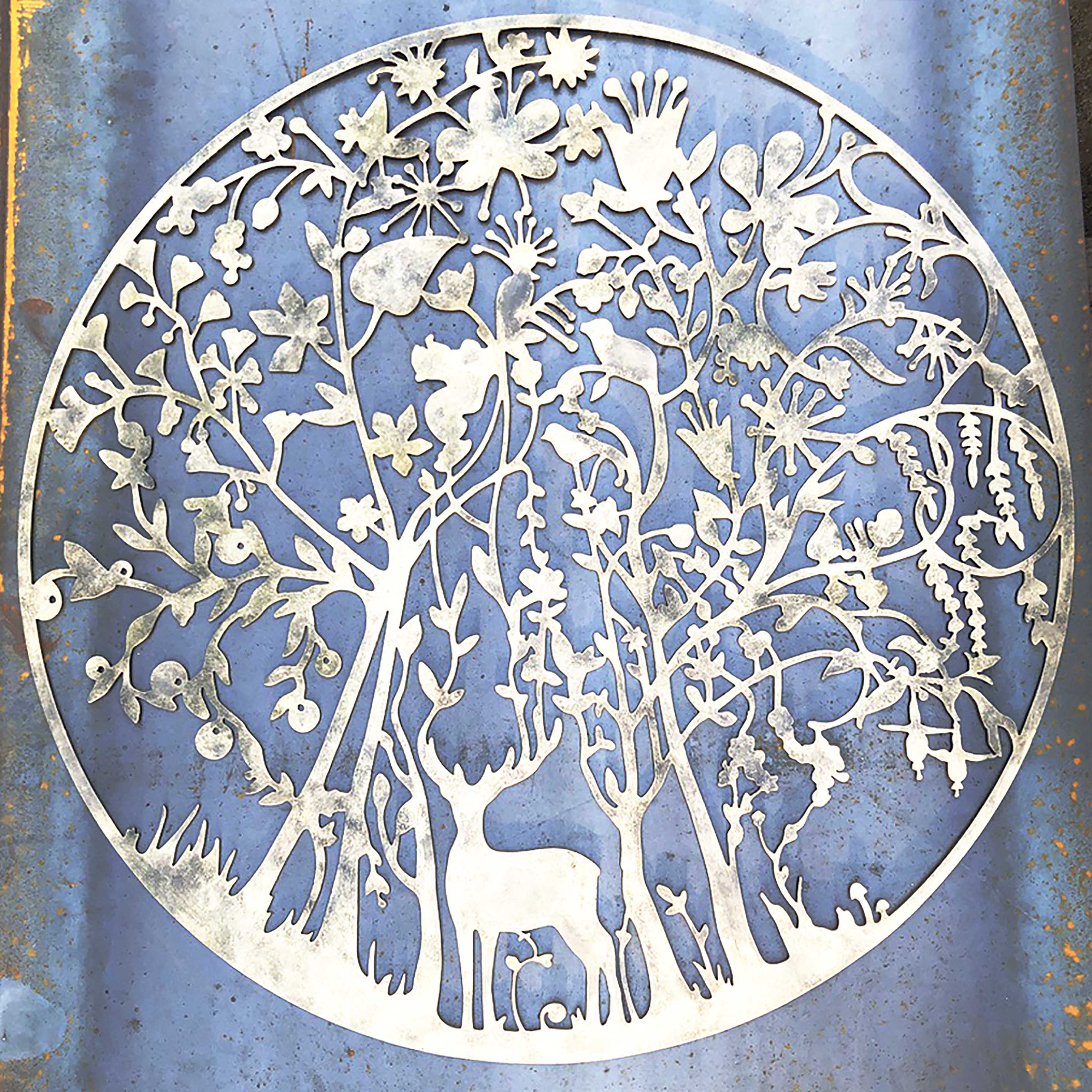 Colgante medallón de metal con diseño de bosque chileno acabado metalizado